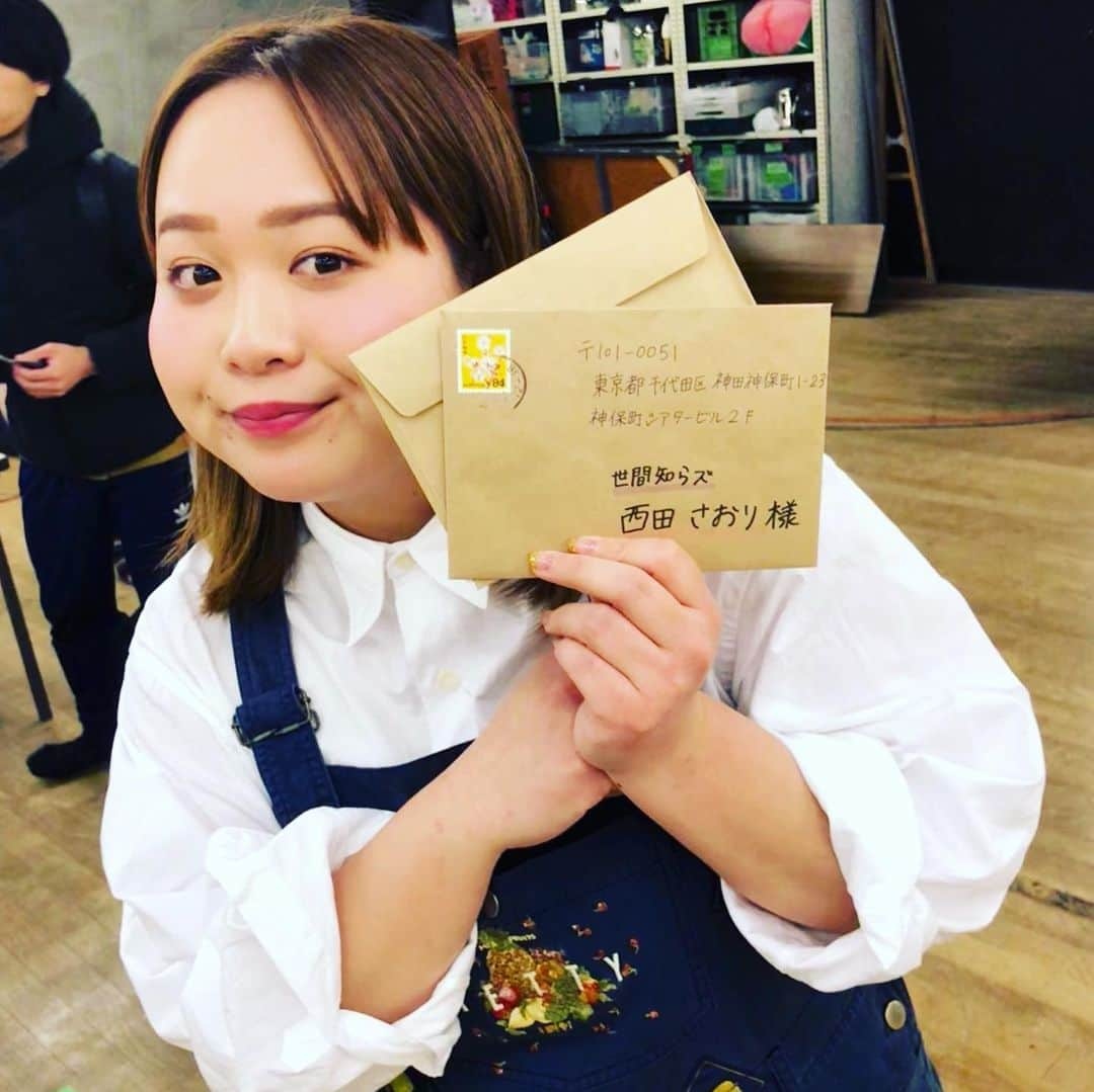 西田さおりさんのインスタグラム写真 - (西田さおりInstagram)「またも父が買ってきたお花が 抜群に可愛くて素敵。 ナイスロマンス。 . 今日行った純喫茶は 神保町のミロンガ・ヌオーバ。 たまにはアイスココアも良き。 . ファンレター届きました！ ありがとうございます過ぎ！ . . #ロマンスの神様 #広瀬香美 #お花 #純喫茶 #神保町 #ミロンガヌオーバ  #ファンレター #とっても嬉しい」3月16日 2時08分 - saori19950108