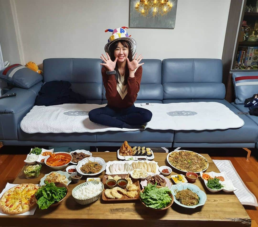 カン・レヨンのインスタグラム：「일욜 집에서 유니짜장해먹을라다가 그냥 심심한사람 벙개~각자 동네 맛있는 음식 한가지씩 챙겨오기 #포틀럭파뤼~~ #potluck-party #확찐자모임😆 #잔칫상  어쩌다 3월 생일자 모임~~ㅋㅋ 3명🥰  #묵은지광어초밥🍣 #광어지느러미초밥🍣 #돼지갈비🤩 #걸레만두랑떡볶이랑😋 #수제잡채😍 #망원동컵케이크 🥳 #달고나커피🤠 #달고나밀크티😝 #빨강모자고구마무스피자🍕🍠 #메밀김밥❤️ #유부초밥🤤 #광명해물파전😘  정말 까탈스러운 우리두둥이 하나하나 다 만족시켰던 맛집 생일상~~ 생일주간시작~^^ #생일주간🥰  유니짜장은 담주에 먹장~~^^ 오늘하루도 꽉차게 놀았당~~ 캬캬 #꽉차게놀기😀😄#베프들 #코로나저리가라👊🏻」