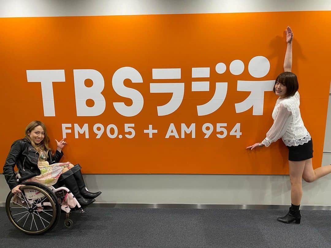 八幡愛のインスタグラム：「TBSラジオ『山形純菜プレシャスサンデー』に相方・中嶋涼子が登場📻 限られた時間でもしっかりと自分の思いを伝える姿勢に感心していたところ、なんと私まで急遽トップレス会議の宣伝で乱入しました❤️😭 GOを出してくれた戸波さん、 受け入れてくれた山形アナ、 本当にありがとうございました💕 是非みなさんradikoできいてね⭐️ そして、、、、 TBSラジオといえば、問わず語りの神田伯山！！ 歴史が苦手な私が講談に出会い、伝統芸能に興味を持つきっかけはTBSラジオ「問わず語りの松之丞」でした。 面白すぎて講談を聴きたくて寄席に行きました。 私の世界が広がるきっかけになった、ディレクターの戸波さんにこのような形で会えるなんて。  涼子に感謝、感謝やで。  神田伯山先生の前で濃厚接触もおこないました。 感謝、感謝やで。  #伯山先生の子のミルク代を私が払いたいのにチケットが全く取れません #TBSラジオで喋るの夢だった #目指せジェーン・スー #八幡は踊る」