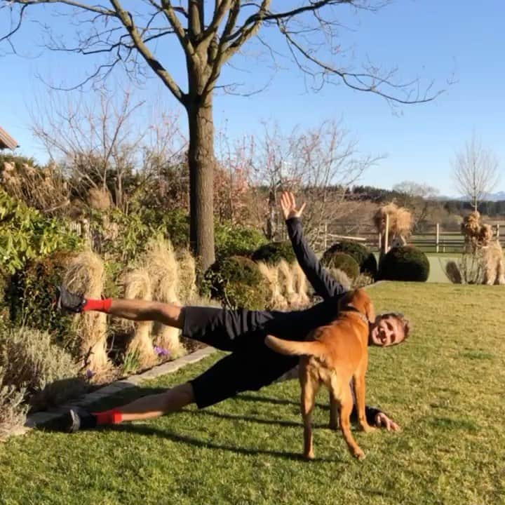 トーマス・ミュラーのインスタグラム：「A little workout in the sun ☀️ 🏋️‍♂️ My friends, this is a crazy time for all of us. Personally, I’m astonished by the dimension this COVIDー19 pandemic is taking on. Please let’s be cautious, stay healthy and let’s try our best together to contain the spread of the pandemic as much as possible.Thank you to everyone who is helping those in need. 🙏🏼 #stayingathome #trainingathome #staystrong #familytime」