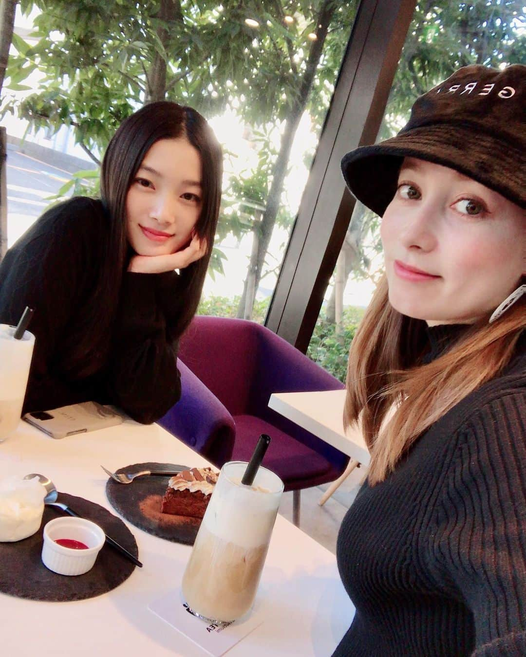 ドーキンズ英里奈さんのインスタグラム写真 - (ドーキンズ英里奈Instagram)「🍹🧀😋 ⠀ 仕事以外家から全くでないで あ、スーパーは行ったけど。 ⠀ でもその分電話で何時間も…！ ⠀ 学生時代に戻った気分。笑笑 ⠀ ⠀ ⠀ #黒コーデ#2人とも黒 #チーズティー#表参道#表参道カフェ #そろそろカフェ行きたい」3月16日 13時17分 - erinadawkins