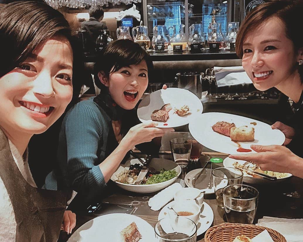 小松あやさんのインスタグラム写真 - (小松あやInstagram)「. お肉💪( ¨̮ 💪) お肉💪( ¨̮ 💪) お肉が食べたいならバルバッコア💁🏻‍♀️ ・ ・ こないだ泰子ちゃん　@yasuko.miyazaki333 と ゆみちゃん　@yumiakihira0521 と行った シュラスコのお店バルバッコア🍖 健康オタクの2人の話を聞きながら、 赤身肉をいただきました🤲✨ もうこれだけで健康になった気がする(˙ᵕ˙)← サラダバーもスイーツも充実してるし、 キヌアなんかのスーパーフードも置いてあって素晴らしい( ˘͈ ᵕ ˘͈♡) 次回の課題は、 肝心の肉の写真を撮ることです。 ・ ・ #バルバッコア #お肉大好き #シュラスコ #肉食女子 #肉バル  #新宿ランチ #女子会ランチ #女子会におすすめ #肉好き女子 #仲良しランチ」3月16日 13時20分 - i_am_ayakomatsu