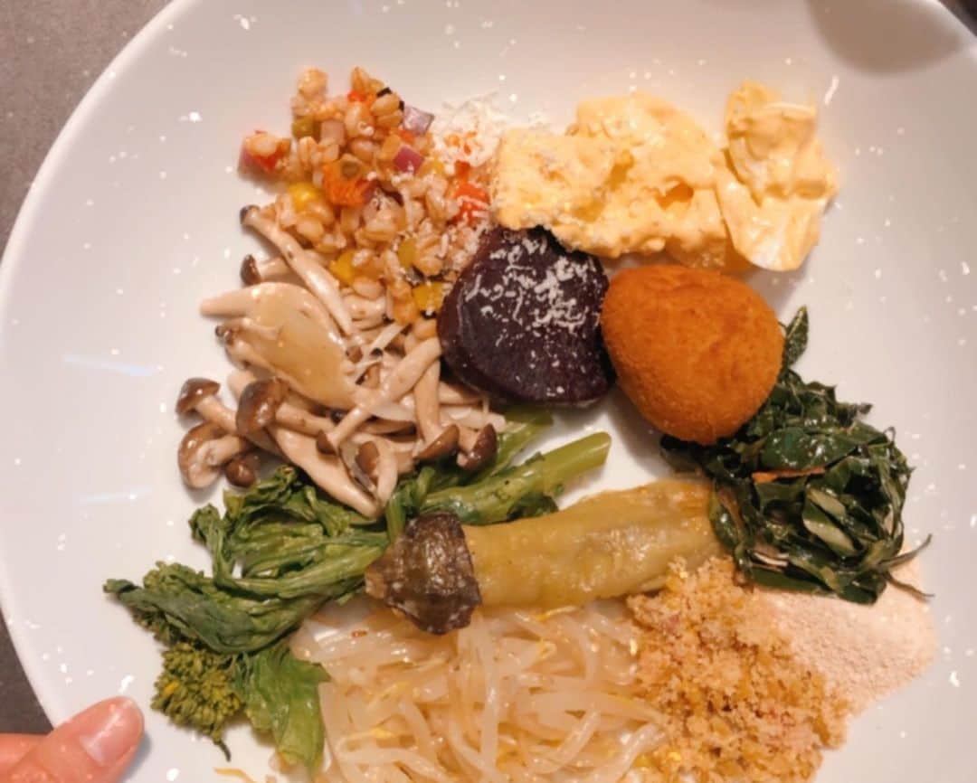 小松あやさんのインスタグラム写真 - (小松あやInstagram)「. お肉💪( ¨̮ 💪) お肉💪( ¨̮ 💪) お肉が食べたいならバルバッコア💁🏻‍♀️ ・ ・ こないだ泰子ちゃん　@yasuko.miyazaki333 と ゆみちゃん　@yumiakihira0521 と行った シュラスコのお店バルバッコア🍖 健康オタクの2人の話を聞きながら、 赤身肉をいただきました🤲✨ もうこれだけで健康になった気がする(˙ᵕ˙)← サラダバーもスイーツも充実してるし、 キヌアなんかのスーパーフードも置いてあって素晴らしい( ˘͈ ᵕ ˘͈♡) 次回の課題は、 肝心の肉の写真を撮ることです。 ・ ・ #バルバッコア #お肉大好き #シュラスコ #肉食女子 #肉バル  #新宿ランチ #女子会ランチ #女子会におすすめ #肉好き女子 #仲良しランチ」3月16日 13時20分 - i_am_ayakomatsu