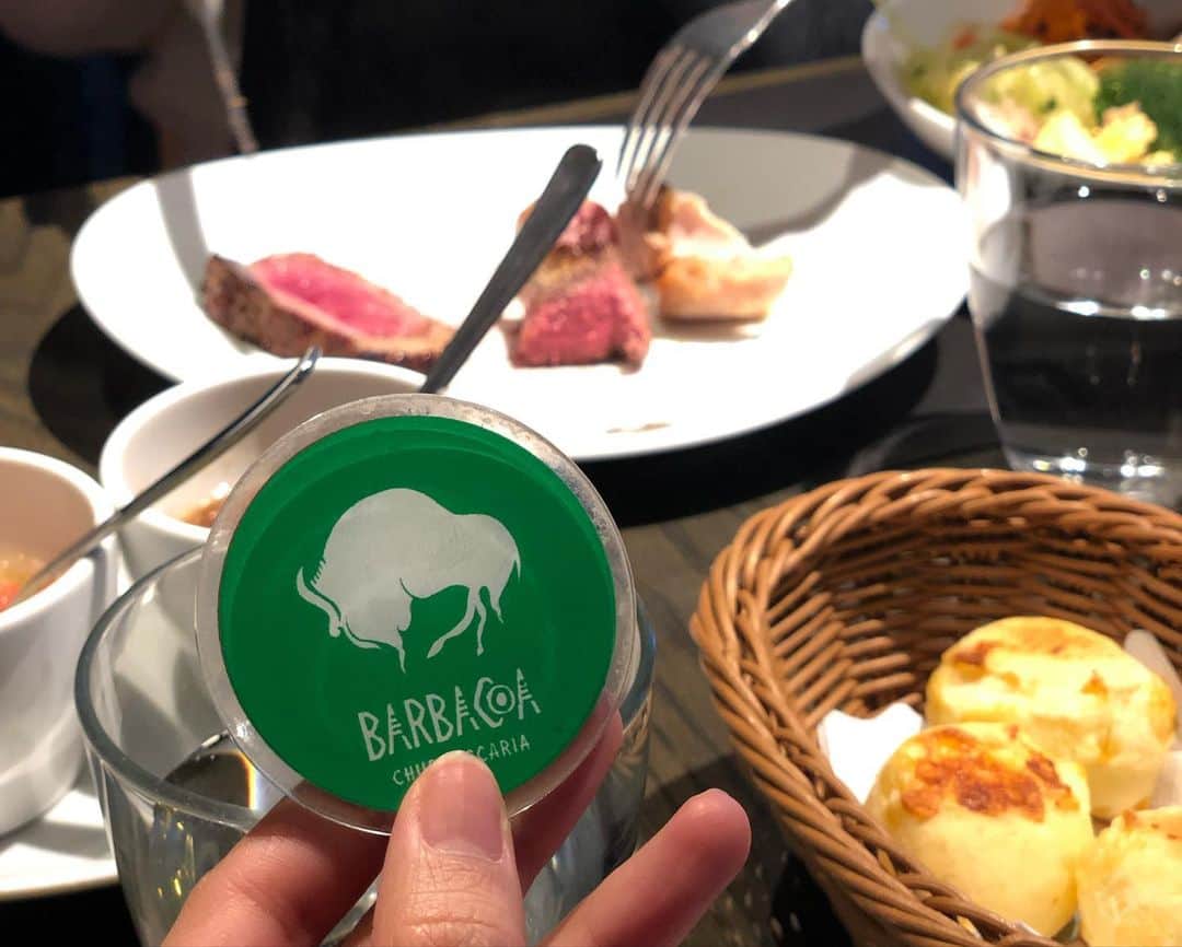 小松あやさんのインスタグラム写真 - (小松あやInstagram)「. お肉💪( ¨̮ 💪) お肉💪( ¨̮ 💪) お肉が食べたいならバルバッコア💁🏻‍♀️ ・ ・ こないだ泰子ちゃん　@yasuko.miyazaki333 と ゆみちゃん　@yumiakihira0521 と行った シュラスコのお店バルバッコア🍖 健康オタクの2人の話を聞きながら、 赤身肉をいただきました🤲✨ もうこれだけで健康になった気がする(˙ᵕ˙)← サラダバーもスイーツも充実してるし、 キヌアなんかのスーパーフードも置いてあって素晴らしい( ˘͈ ᵕ ˘͈♡) 次回の課題は、 肝心の肉の写真を撮ることです。 ・ ・ #バルバッコア #お肉大好き #シュラスコ #肉食女子 #肉バル  #新宿ランチ #女子会ランチ #女子会におすすめ #肉好き女子 #仲良しランチ」3月16日 13時20分 - i_am_ayakomatsu