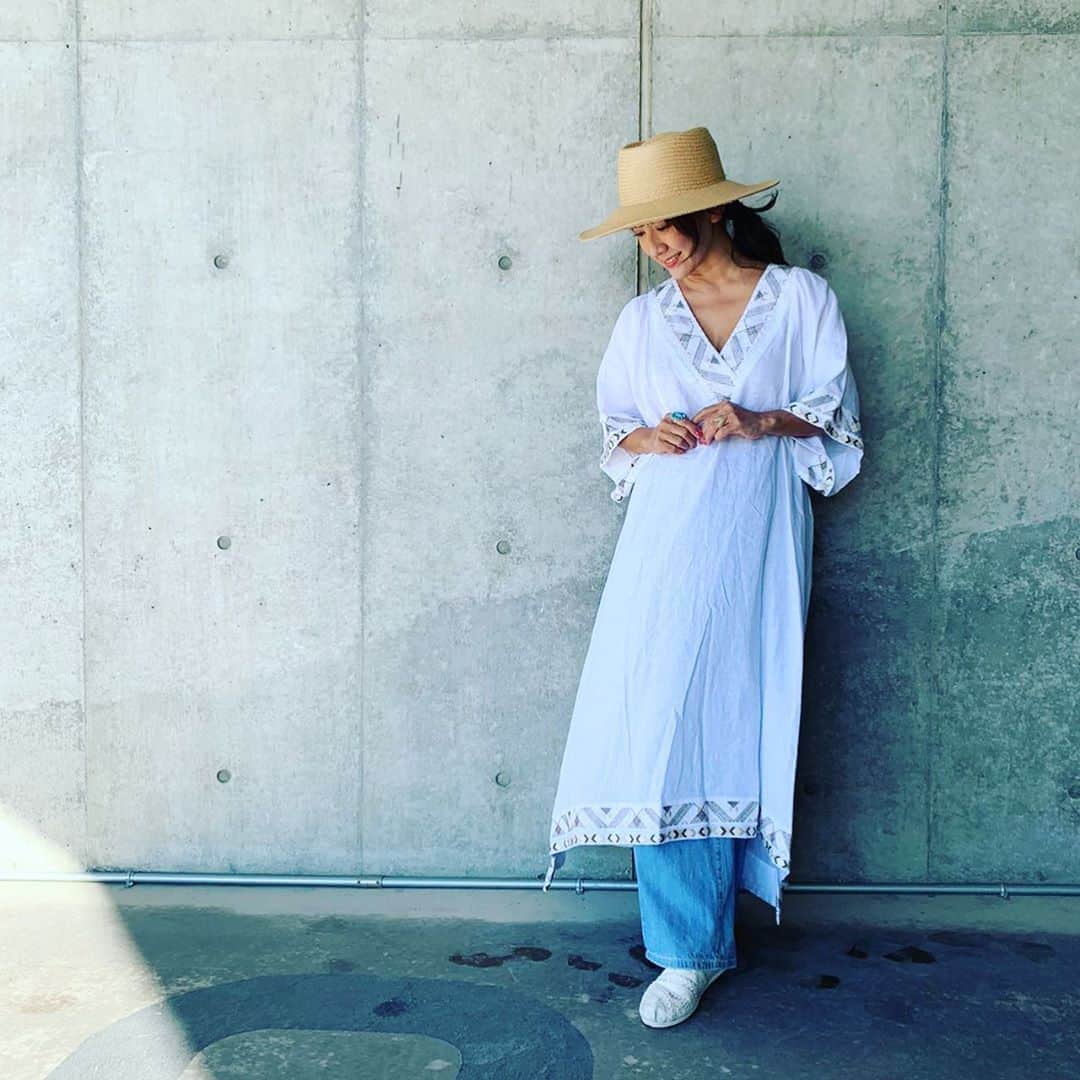 のインスタグラム：「♡ ♡ ♡  Today’s outfit ♡  すぐに完売になってしまった linen ワンピース♡ を着て♫  Day off の今日は　 @gblue_official  summer correction 🌈 の撮影でした　♡  @bluehorizon_kamakura  きょうもお世話になりました ☺︎ 夏が待ち遠しくなる itemが　たくさん♡ 写真は　また後ほど アップさせてくださいね！  18日から　24日まで 藤沢小田急デパートで @beach_party_shonan  event開催されます♡  店頭に春夏ものキラリ☺︎ ぜひ遊びにいらしてくださいね♡  撮影の前は @cpcosmetics_official  whiteningドリンク 欠かせません☺︎ 日焼けをしても怖くない♡  inner beauty 大切にしてます♡  みんなで　#コロナに負けない  で　がんばりましょう！  良い1日をお過ごしください♡  #shonan #shooting #kamakura #beach  #mylife  #beauty #smile #accessory  #summer #party  #beacheyuko」