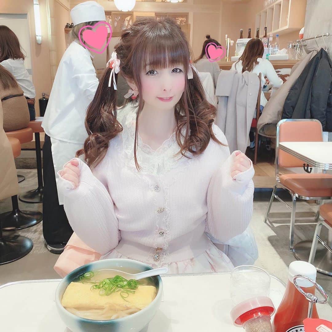 伊藤芽衣さんのインスタグラム写真 - (伊藤芽衣Instagram)「お仕事で﻿ 原宿に行く機会がおおいので。﻿ ﻿ さっと気軽に﻿ 食べられるところをさがして﻿ みつけたおうどんやさん♡﻿ ﻿ 麺散さん﻿ （@menchirashi_one ） ﻿ ﻿ だし巻き卵がまるまるのってる﻿ インパクトすごいおうどんを﻿ 頼んだけど﻿ さっぱり優しいお味で﻿ おいしかったです…！﻿ ﻿ つぎはおうどんが﻿ 巻かれている﻿ 釜たま山も気になる♡﻿ ﻿ #散麺　#うどん　#原宿ランチ﻿ #麺好き女子　#うどん好き﻿ #神宮前ランチ　#東京グルメ﻿ #だし巻き卵　#ガーリーコーデ﻿ #ロディスポット　#lodispotto﻿ #ツインテール　#ヘアアレンジ﻿ #宝石カーデ  #millefillecloset  #ミルフィーユクローゼット」3月16日 11時54分 - itoumei