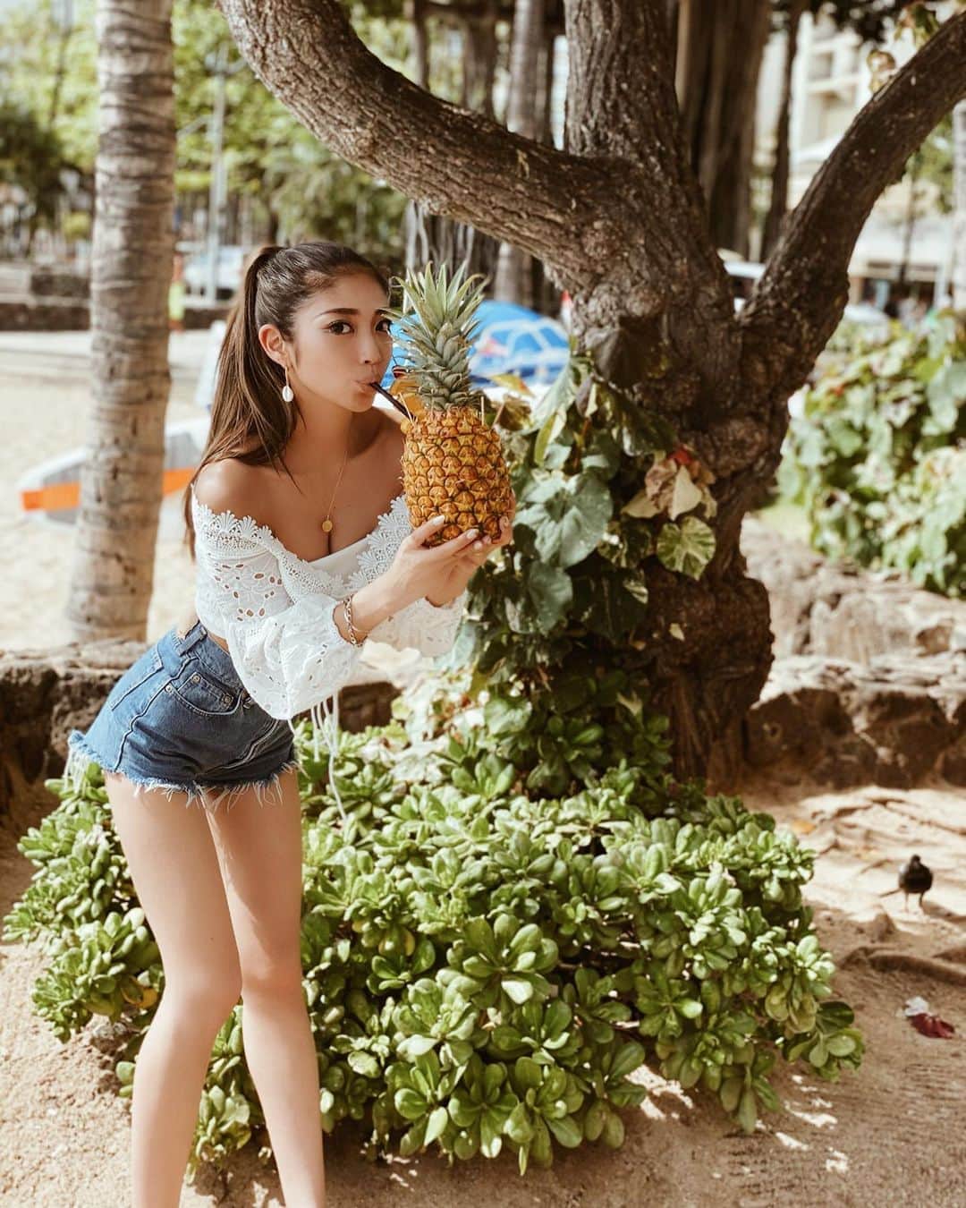 佐藤あずみのインスタグラム：「無事HAWAII着きました🌺 . 打ち合わせも終わり、ハワイっぽいことって言ったらお買い物してワイキキビーチでパイナポー🍍❤️ . . . #hawaii #travel #pineapple #juice #ハワイ #ハワイ旅行 #新婚旅行 #japanesegirl #waikiki #waikikibeach」