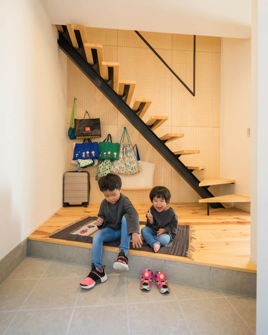 ルポハウス一級建築士事務所さんのインスタグラム写真 - (ルポハウス一級建築士事務所Instagram)「・ ・ ・ 大胆なフォルムの階段！ ・ 壁の有孔ボードに専用フックをかければ、いろいろなディスプレイが楽しめます。 ・ いつも使うものをかけておくと、余裕を持ってお出かけできそうです。 ・ ・ ・ ルポハウスの施工事例をもっと見てみたい方は こちらまで☞ @reposhouse ・ #ルポハウス は#ちょっとかっこいい家 を"友人のために"という思いでつくっています。 ・ 一生に一度の#マイホーム。 「あなたにしかできない」×「ルポハウスだからできる」で、私たちだけの#家づくり を思いっきり楽しんでみませんか？！ ・ ・ ・ #家 #インテリア #住宅 #注文住宅  #ライフスタイル  #新築一戸建て #住まい #シンプルな暮らし #デザイナーズ住宅 #一級建築士事務所 #設計事務所 #myhome #house #instahouse #room #design #滋賀 #大津 #草津 #栗東#階段 #階段インテリア #有孔ボード #有孔ボードディスプレイ」3月16日 11時57分 - reposhouse