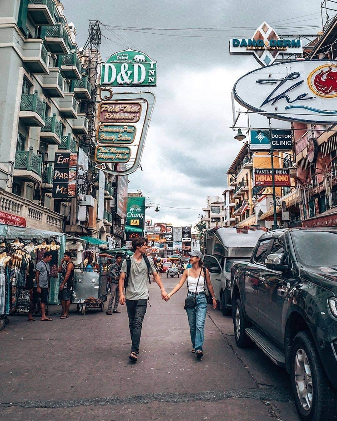のインスタグラム：「✈︎﻿ カオサンロード×カップル×♡ ﻿ ﻿ 素敵なお写真ありがとうございます！﻿ エアアジアでは、#エアアジア360 をつけて投稿された素敵な写真を紹介させていただいております❤️ぜひ、各就航地や機体などのお写真をInstagramでご投稿ください📸﻿ ✈︎✈︎✈︎✈︎✈︎✈︎✈︎✈︎✈︎✈︎✈︎✈︎✈︎✈︎✈︎﻿ (Photo by @takuma_reina さん) ﻿ ﻿ 📍Khaosan Road, Thailand﻿ ﻿ バックパッカーの聖地と呼ばれるカオサンロード🌏﻿ ﻿ 世界中から旅人たちが集まっていて旅好きにはたまらない空間😇﻿ ﻿ 私たちは昼に行ったけど、夜はすごく賑わってるみたい🍾﻿ ﻿ どうしてもこの場所で撮影したくて﻿ 車とバイクが来ない一瞬を狙って撮ったよ📸（笑）﻿ ﻿ #amazingthailand #thailovers #こんなタイ知らなかった」
