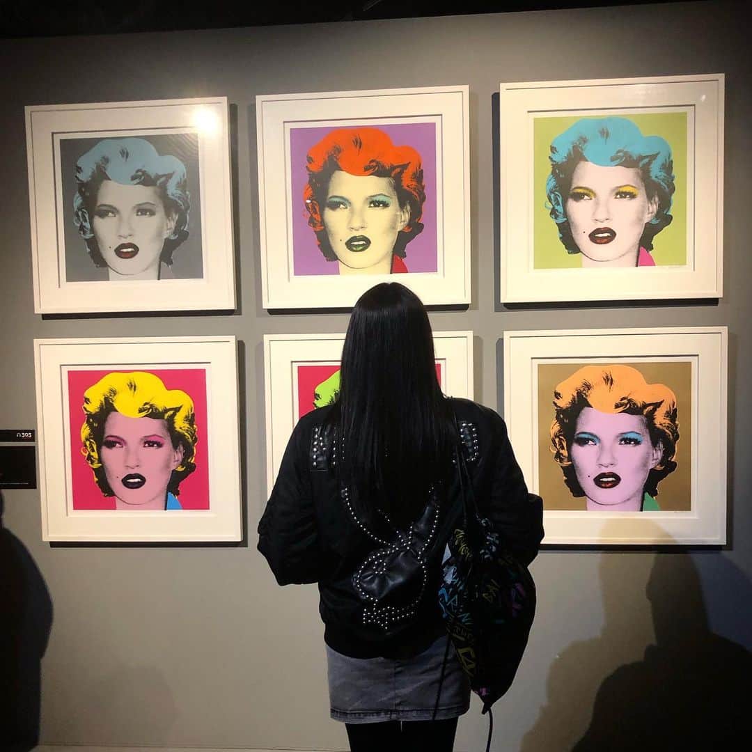 DJ JUICYのインスタグラム：「「バンクシー展 天才か反逆者か」関係者様 内覧会に行って来ましたー💁🏻‍♀️💁🏻‍♀️💁🏻‍♀️❤️ 世界観や色使いが、とっても良かった🤩🤩🤩🎡🎠⛲️💜 2020年3月15日〜2020年9月27日 ・会場：アソビル 2階🏙  #バンクシー展#天才か反逆者か #banksy#banksyjapan#juicy#fashion#fashiongram#moschino#横浜#アソビル」