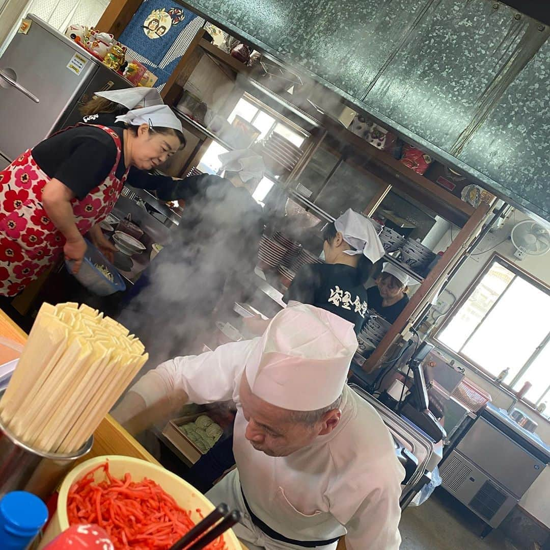 里美ゆりあさんのインスタグラム写真 - (里美ゆりあInstagram)「#安全食堂 #博多ラーメン #ラーメン #とんこつラーメン  #焼きめし」3月16日 12時19分 - satomiyuria