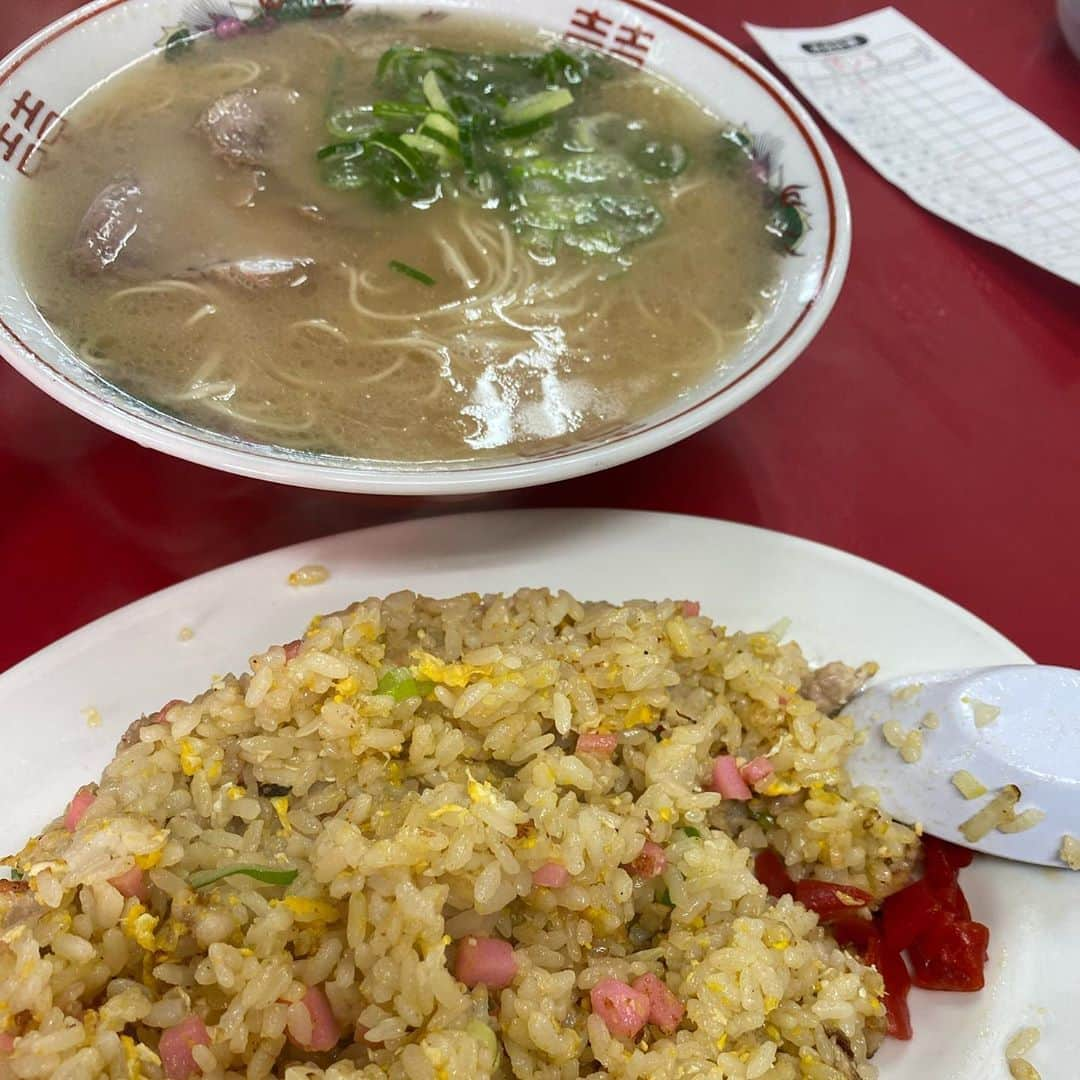 里美ゆりあさんのインスタグラム写真 - (里美ゆりあInstagram)「#安全食堂 #博多ラーメン #ラーメン #とんこつラーメン  #焼きめし」3月16日 12時19分 - satomiyuria