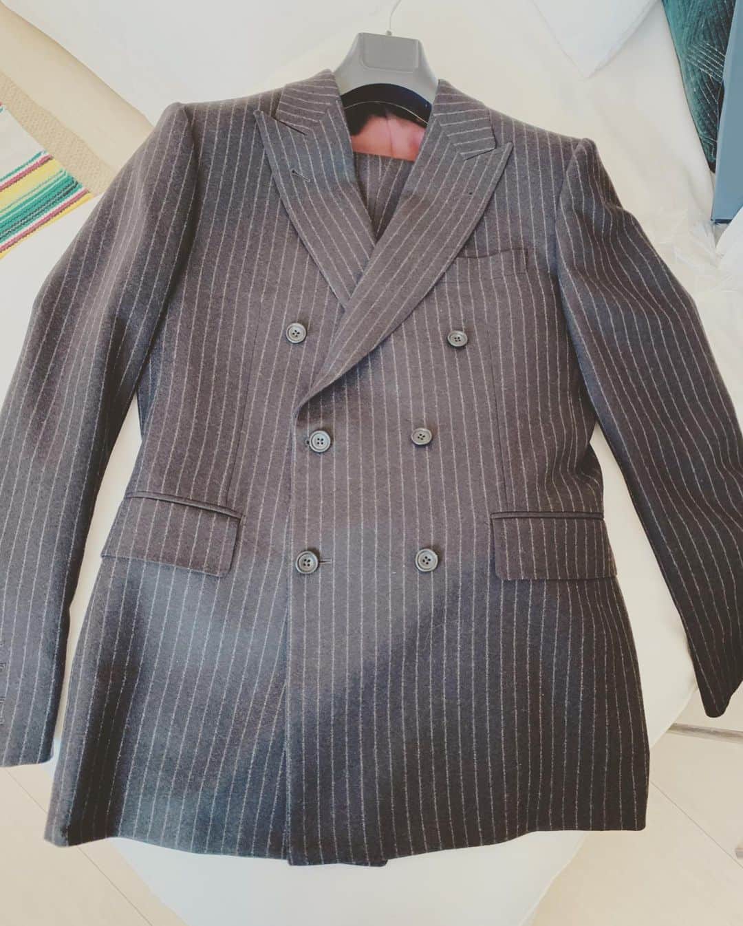 内田啓介さんのインスタグラム写真 - (内田啓介Instagram)「HACKETT LONDONさんにフルオーダーメイドでスーツを作って頂きました👔🙌🏾 ワイシャツの形、襟、袖、刺繍から パンツ、ジャケット全てディテールにこだわってオーダーさせて下さいました🤩 今回はイギリスのクラシックなジェントルマンをイメージして、濃いブラウンでストライプのダブルスーツにして パンツにはタックを、裾は太めのダブル裾、サスペンダー仕様で🕴🏽🎩 ジャケットの袖ボタンはイギリスの近衛兵のデザインと同じ2on2のハケットさんならではのデザインに😋 ジェントルマンになれるよう頑張って着こなします🕴🏽 ありがとうございます。 #ハケットロンドン#スーツ#クラシック」3月16日 12時30分 - uchida9kei
