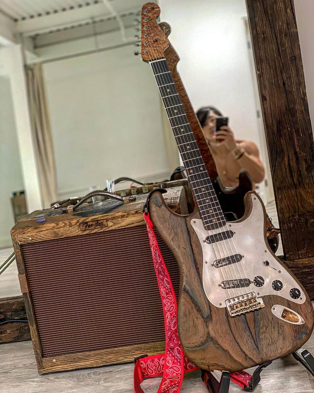 呉建豪さんのインスタグラム写真 - (呉建豪Instagram)「Ain’t she a beaut... Only one of her kind. Masterbuilt Strat by @kyle_mcmillin83 complimented by a “80 Proof” Blues Junior limited edition  #fender #fendercustomshop #masterbuilt」3月16日 12時24分 - vannesswu