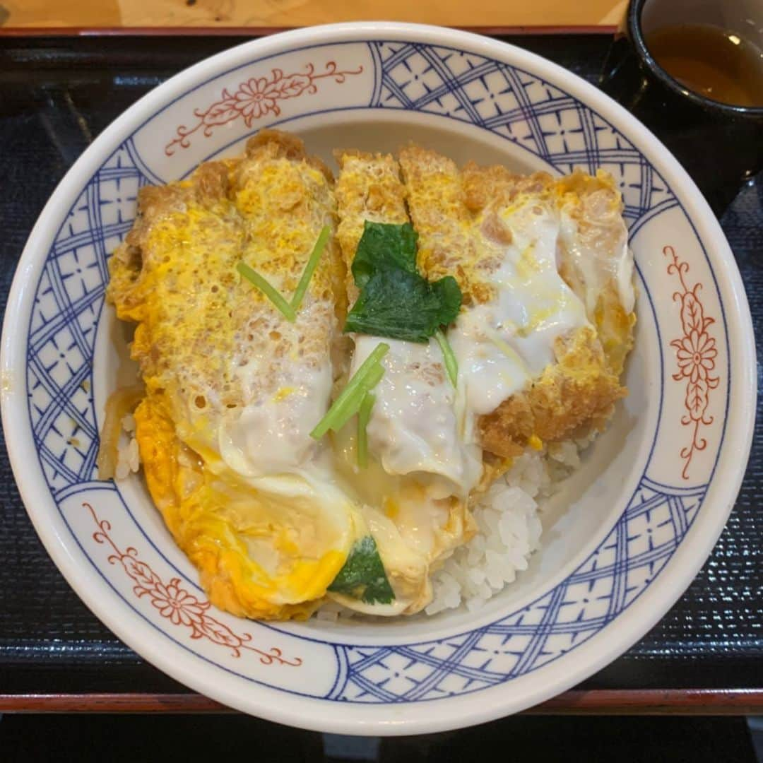 くろさんのインスタグラム写真 - (くろInstagram)「ロースかつ丼🍚500円 コロナの影響でいつも行列のお店が並んでないw とんかつまるやも、七蔵も、ビーフン東も、おくとねも… 昨日放送のシューイチ効果か、さかな亭と、ポンヌフだけが並んでました。 飲食店は大ダメージでしょうな… #ロースかつ丼 #katsudon #立呑みとんかつまるや #ランチは座れます #とんかつまるや #かつ丼 #カツ丼 #コスパ最強ランチ #コスパ最強 #新橋ランチ #新橋駅前ビル #新橋駅前ビル1号館 #新橋駅前ビル1号館1階 #ワンコインランチ #サラリーマンの味方 #コロナの影響 #飲食店大打撃 #シューイチ #雑居ビル極上グルメ #新橋駅前ビル編 #さかな亭 #おくとね #ビーフン東」3月16日 12時27分 - m6bmw