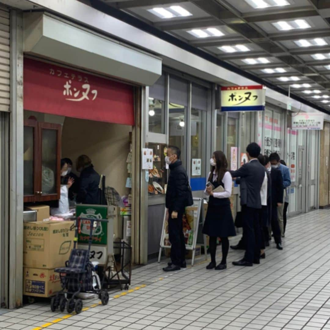 くろさんのインスタグラム写真 - (くろInstagram)「ロースかつ丼🍚500円 コロナの影響でいつも行列のお店が並んでないw とんかつまるやも、七蔵も、ビーフン東も、おくとねも… 昨日放送のシューイチ効果か、さかな亭と、ポンヌフだけが並んでました。 飲食店は大ダメージでしょうな… #ロースかつ丼 #katsudon #立呑みとんかつまるや #ランチは座れます #とんかつまるや #かつ丼 #カツ丼 #コスパ最強ランチ #コスパ最強 #新橋ランチ #新橋駅前ビル #新橋駅前ビル1号館 #新橋駅前ビル1号館1階 #ワンコインランチ #サラリーマンの味方 #コロナの影響 #飲食店大打撃 #シューイチ #雑居ビル極上グルメ #新橋駅前ビル編 #さかな亭 #おくとね #ビーフン東」3月16日 12時27分 - m6bmw