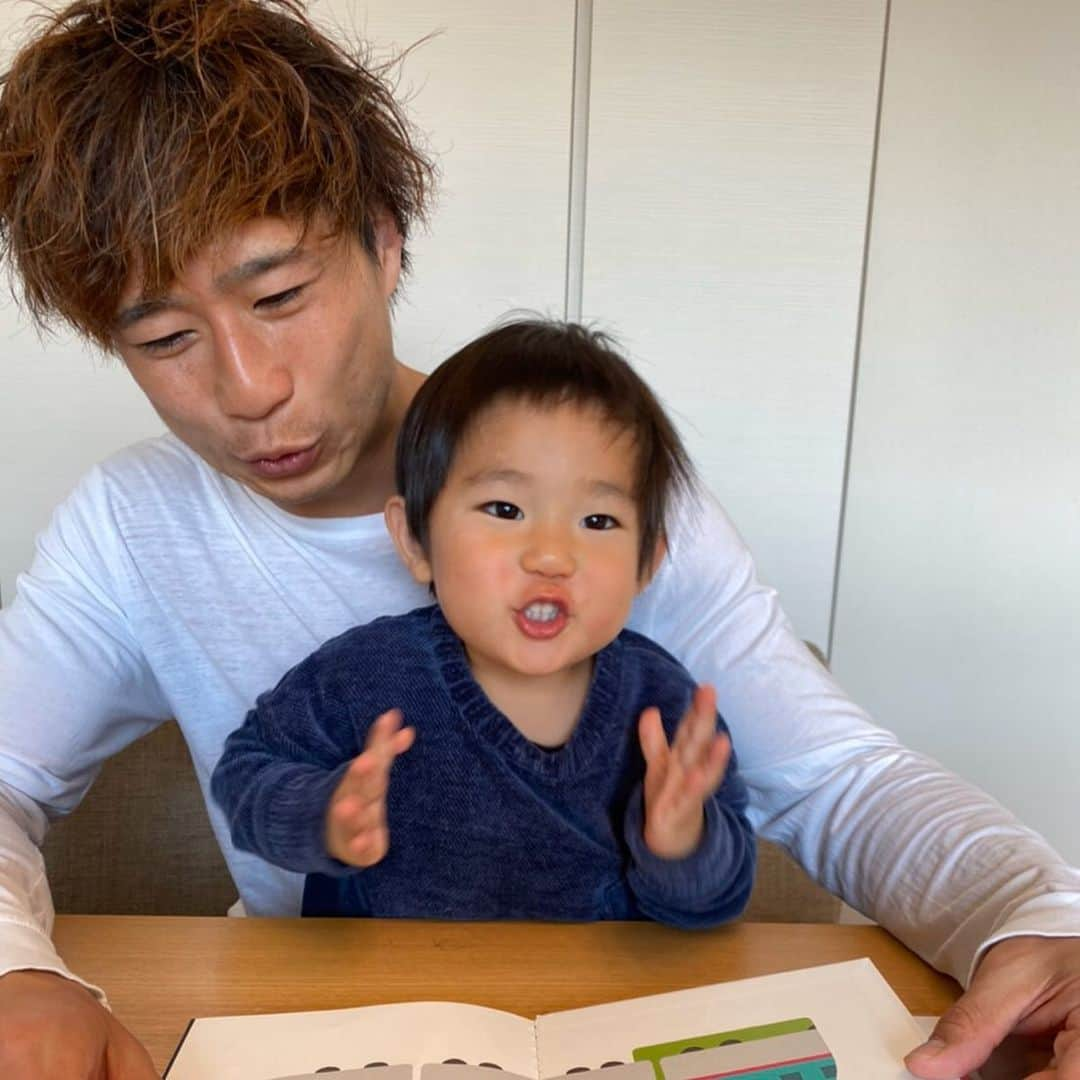 クレイジーパパさんのインスタグラム写真 - (クレイジーパパInstagram)「リョウマ「とれたんず」にどハマり中😛 「とれたんず」はJR東日本の新幹線や在来線をモチーフにした仲間たち。最近の就寝前の絵本タイムは「とれたんず」の絵本。普段乗ってる車両がキャラクターになってて超可愛い😻  絵本ではリョウマが大好きな新幹線「こまち」と「はやぶさ」が主人公。毎日リョウマと一緒に絵本をめくりながら探検を楽しんでる！絵本化してくれた @toretans_official さんありがとう🙏  絵本以外にもいろんなグッズになってて、リョウマのボトルホルダーは「はやぶさ」。YouTubeチャンネルも電車好きの子供ならどハマりする動画が盛りだくさん‼️ タイガの時もそうだけど子供は本当に電車が好き🚆親として子供の好きは全力で応援したい✨  #電車好き #2歳 #男の子 #絵本 #とれたんず #新幹線のキャラクター #電車のキャラクター  #PR」3月16日 12時39分 - crazypapa.tv