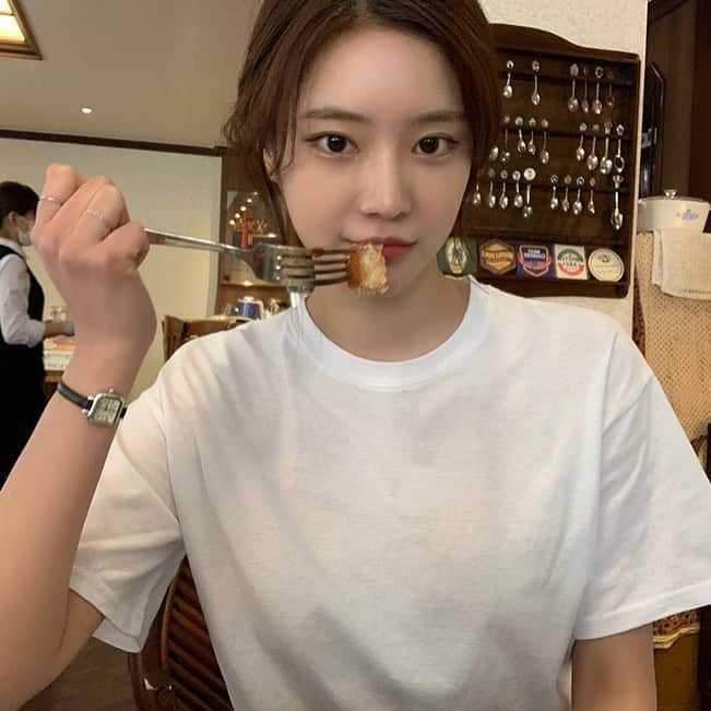 Chuuのインスタグラム：「전품목 10%할인 오늘 1시까지에요🤗 아직 구매못하신 츄멤님들 허리업🏃‍♀️🏃‍♀️ #chuuseoul #맛점」