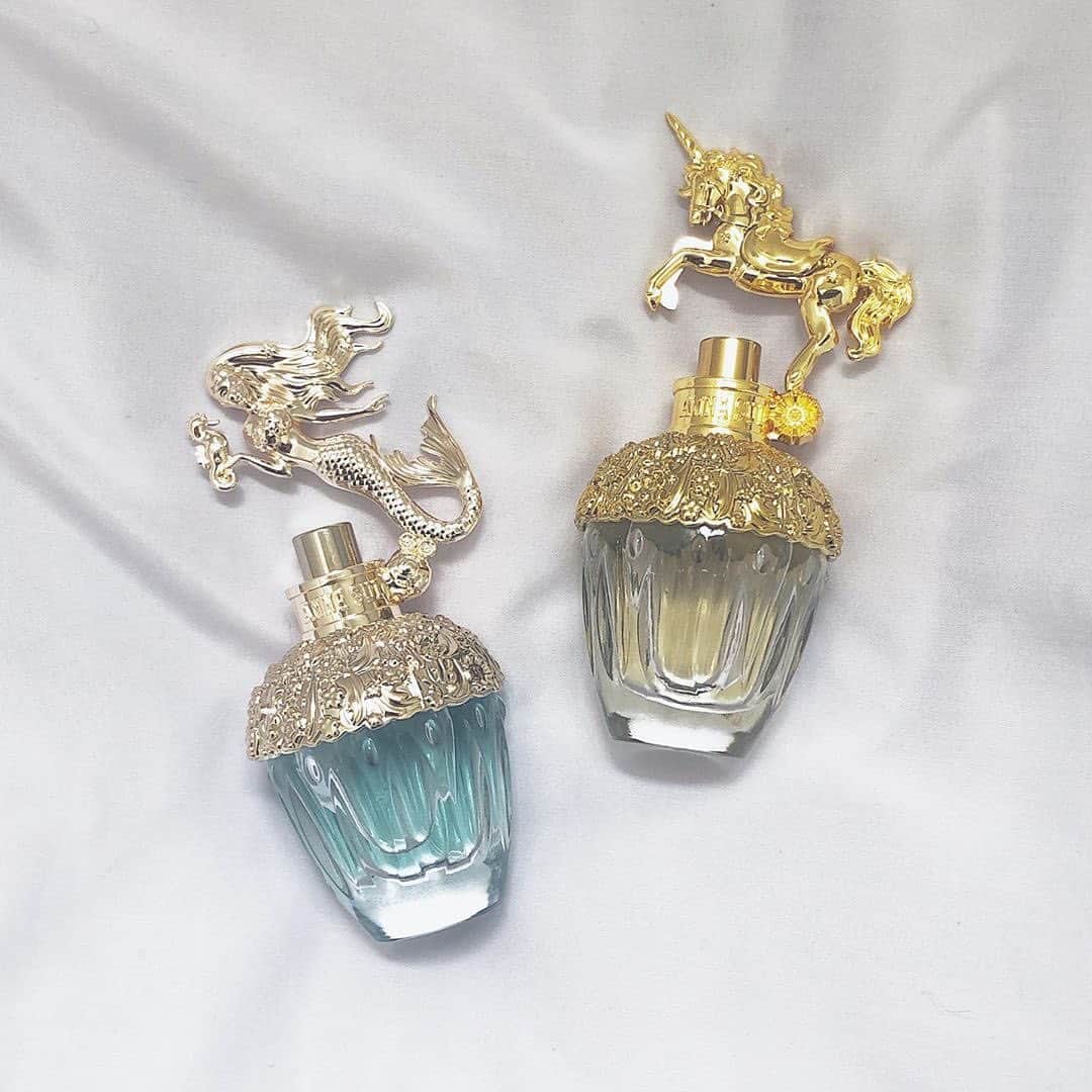 のインスタグラム：「. 可愛いデザインのANNA SUI(アナスイ)の香水💛﻿ マーメイドデザインは、フルーティーさとスパイスが加わった甘い香りが特徴🌸﻿ ユニコーンデザインは、最後にシダーウッドの香りがするのが特徴です🌼﻿ いい匂いの香りをまとって、出かけてはいかがでしょうか❓﻿ ﻿ ＜商品名＞﻿ ANNA SUI ファンタジア マーメイド オーデトワレ﻿ ANNA SUI ファンタジア オーデトワレ﻿ @annasuicosmetics﻿ ﻿ ﻿ photo by @mk_ducks﻿ 素敵な写真をありがとうございます📸💕﻿ ﻿ ﻿ HowTwoでは、プレゼントキャンペーンを実施予定🎁﻿ ぜひ、@howtwo_tv をフォローしてね✨﻿ ﻿ また、HowTwoでは紹介するコスメを募集中💄﻿ #HowTwo もしくは @howtwo_tv でタグ付けしてね💕﻿」