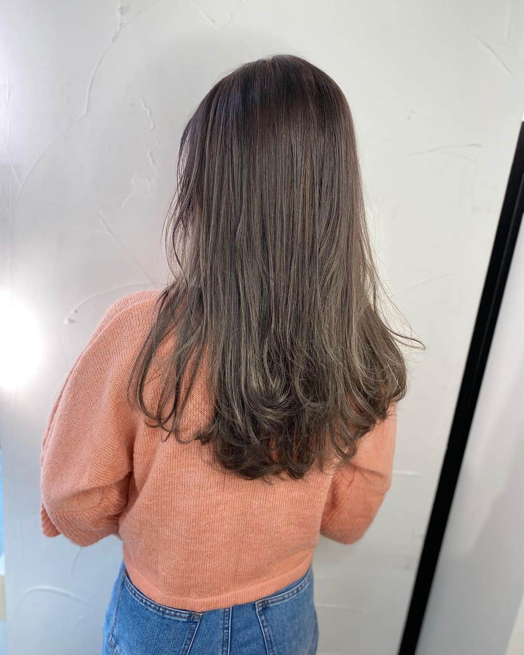 菜々香のインスタグラム：「元気か元気なのかぁみんなぁ！ 気付いたら笑顔が減ってる、そんな時もある。 うっぷす！ だから笑う 気持ちだけは、前向きに。 気持ちだけは腐らずに！ 腐りかけても腐らずに！  先日最高なシャンプーとトリートメントをしてもらって髪も心も生き返ったから みんなにもおすすめする！しよう！  これからお家でも使ってみるから 私のカラーリング毛&細毛にはどんな風にいいかまた載せますですますね  ウイルスもマイナスな空気もふっとばーしてぇー！ みんな身体に気をつけてね🌟🌈🥰 #hair#ash下北沢#大好きな人が沢山 #nanaka#菜々香」