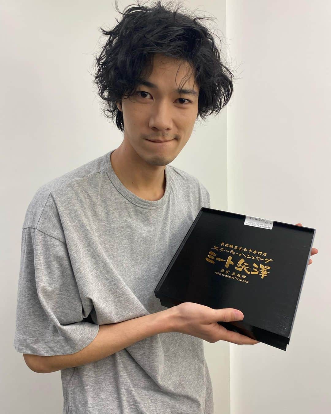 のインスタグラム：「先日、差し入れでいただきました 贅沢な弁当だった… 肉最高でしたにく」
