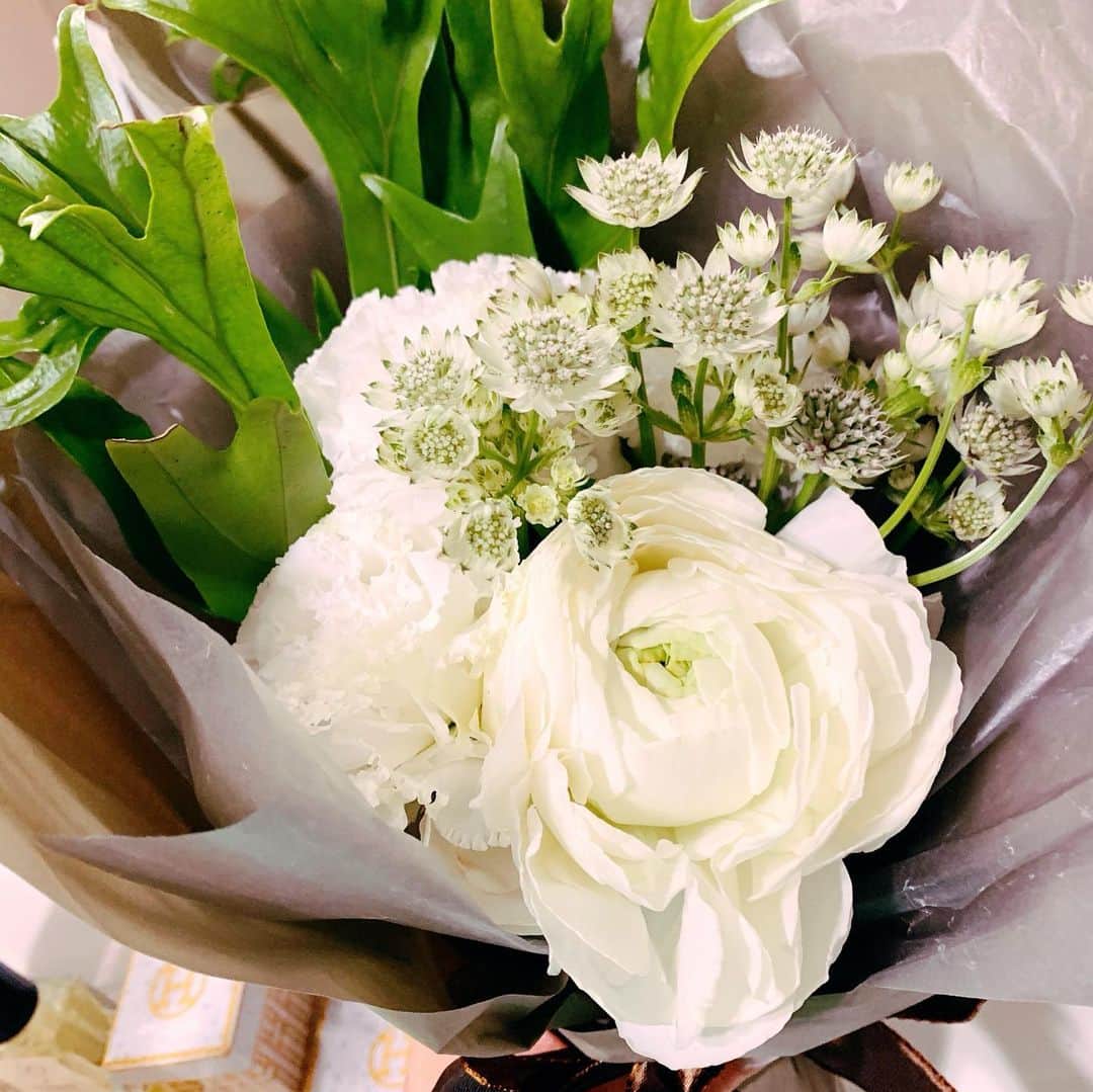 三浦加納子のインスタグラム：「白いお花を頂きました😊 １つは私に、１つはうちの🐱に✨ ありがとう✨」