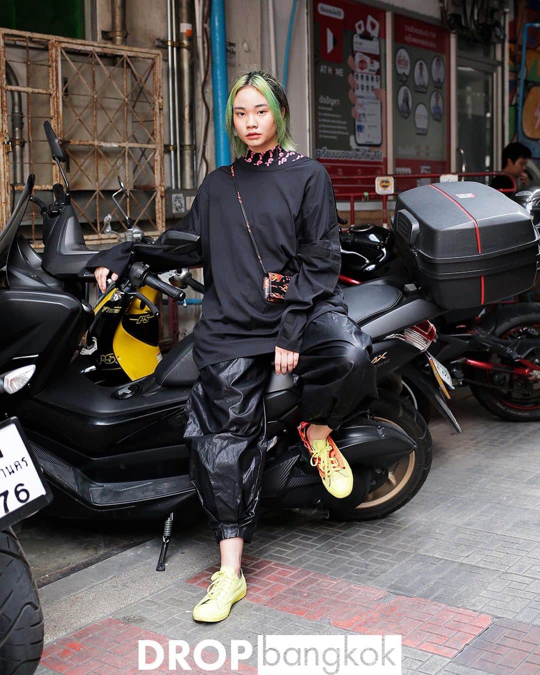 のインスタグラム：「BANGKOK STREET STYLE #🇹🇭#bangkok #streetstyle#droptokyo#bangkok#thailand#streetscene#streetfashion#streetwear#streetculture#fashion#bangkokfashion#portrait#snap #แฟชั่น#ตะครุบ#การถ่ายภาพ#ポートレート#タイ#バンコク Photography: @abeasamidesu」