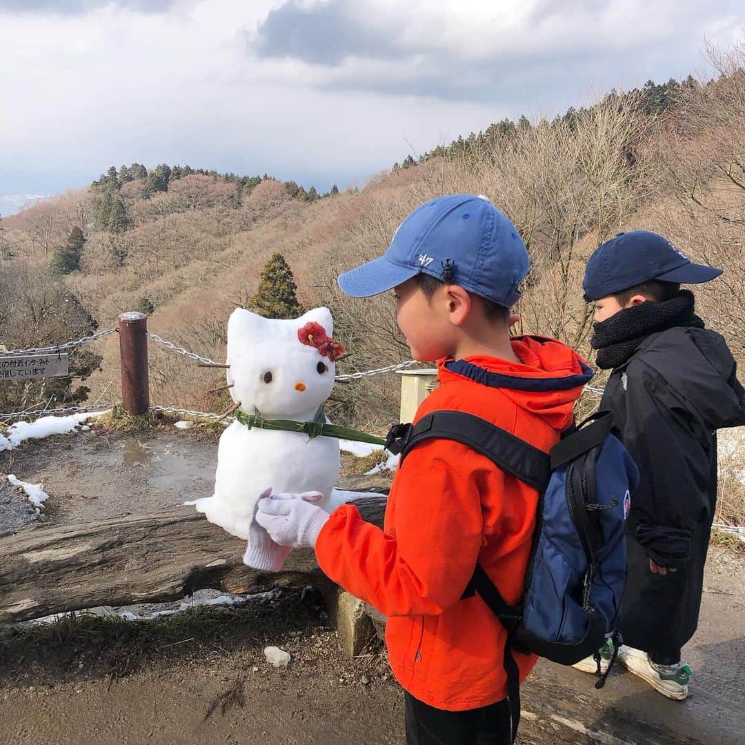 外村久美子さんのインスタグラム写真 - (外村久美子Instagram)「・ しんたろー3歳！ しっかり自分で登りきった💪 すれ違う人達が、偉いね！がんばれ！と温かい声掛けを 沢山してくれるので、たろーしんのモチベーションも高まり、待っていたのは雪景色とkitty❤️ 最高🏔 ・ ・ #金剛山 #たろーしん3歳  #mountkongo」3月16日 13時15分 - kummy153