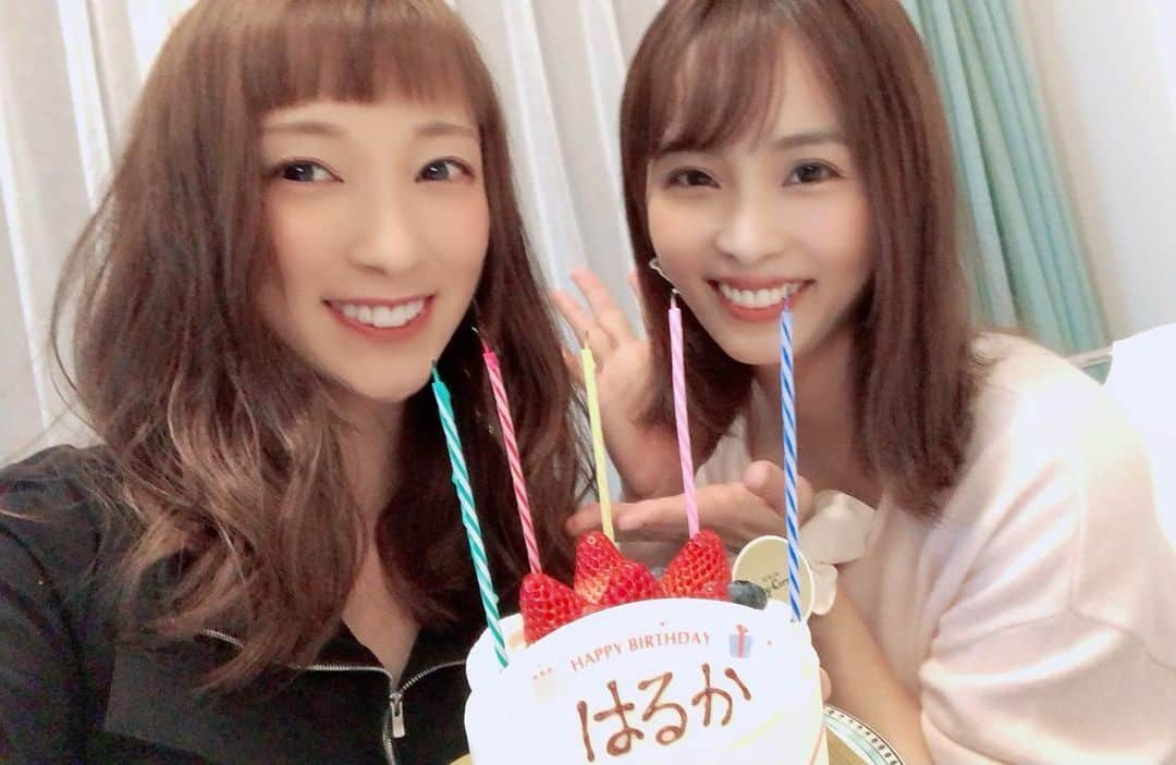 加藤雅美さんのインスタグラム写真 - (加藤雅美Instagram)「. 昨日は最愛の相方(@umedaharuka )の バースデーを急きょ我が家でお祝いしました🥳 当日にお祝いできて嬉しかった😘🎂 . 年明け初めて会ったみたいで そんな気がしなかったからビックリ！！！ 久々に会えて色々話せて嬉しかった🤗💖 . 私の生活の環境がガラッと変わってしまって 前ほど頻繁に会えなくなってしまったけど ずーっと心は繋がってる😌💕 また梅まみイベントできますように❣️✨ . 悠にとって良き一年になりますように🥰 . 娘が生後1カ月と昨日の生後5か月の 悠が抱っこしてくれた写真を並べてみたら すごく大きくなってた👶❣️ 悠もずっしりと大きくなったね！ って言ってくれました☺️💕 . いつまでも大好きで自慢の相方❣️ これからもずーっと悠の幸せを 心から願っています😊🙏💖 . have a nice day😘 . #梅まみ #梅田悠 #加藤雅美 #相方love #お誕生日 #🎂 #おめでとう #大好き #心友 #❤️ #bff #friends #instagood #bestfriend #love #happy #smile #enjoy #party #sdn48  #birthday #hbd #japanese #japanesegirl #me #tokyo #japan #baby #followme #baby」3月16日 13時09分 - mamikato97