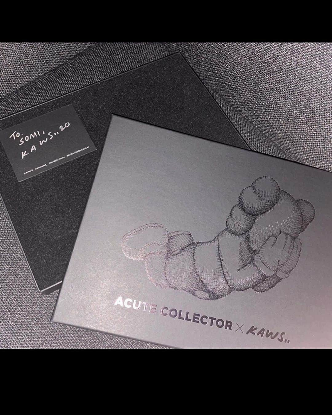 ソミさんのインスタグラム写真 - (ソミInstagram)「Thank you 🖤🤍 @KAWS @AcuteArt_ #KAWS #AcuteArt #KAWSxAcute #EXPANDEDHOLIDAY」3月16日 13時12分 - somsomi0309