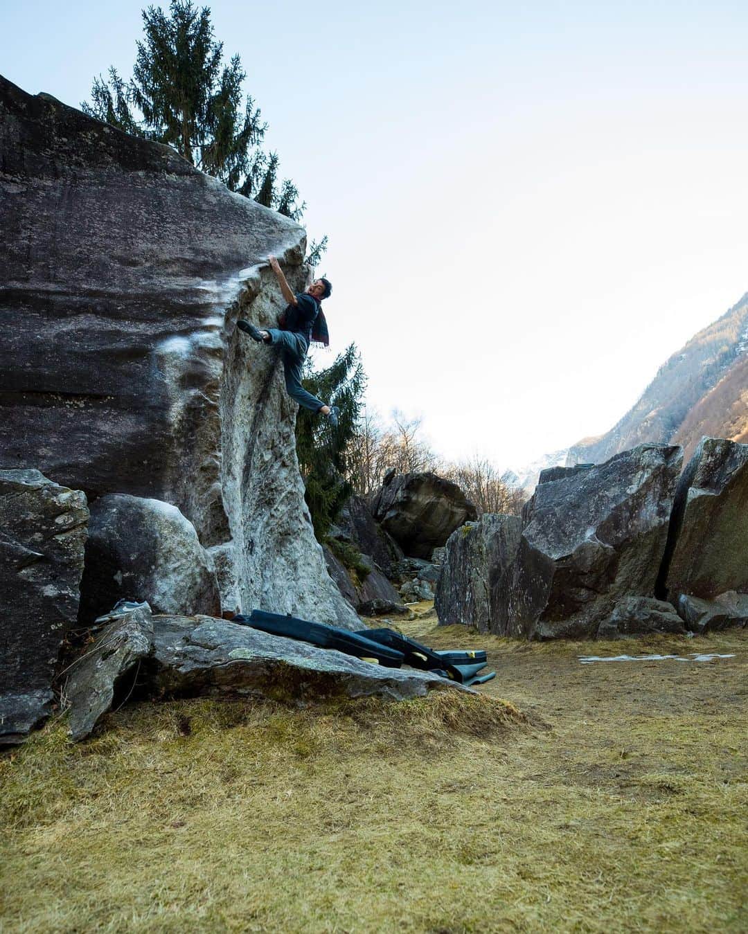 ポール・ロビンソンのインスタグラム：「🧣 + 👻 + 🦠. Loving the new @evolv_worldwide phantoms out here in Switzerland. Plus... scarf life plus the Corona Virus can’t get me up here. Hoping to not get kicked out of 🇨🇭 during this crazy crazy time. Photo: @lizzy.ellison」