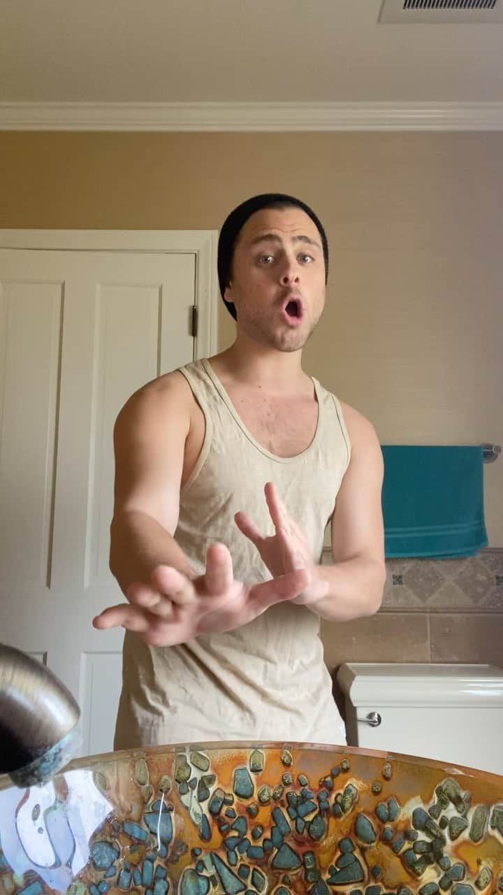 ギャレット・バックストロームのインスタグラム：「We all must embody Leo from Aviator during this pandemic. Minimum of 2-3 hundred washes per day... if you aren’t out of breath after you’re done washing, you’re floppin it!🦠🙅‍♂️#coronavirus #handwashchallenge #washyourhands」