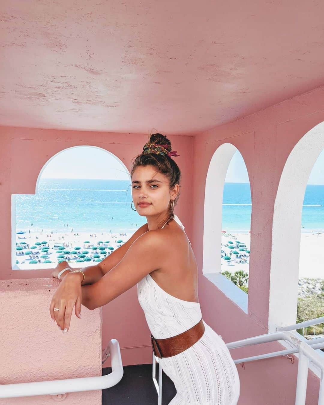 テイラー・ヒルさんのインスタグラム写真 - (テイラー・ヒルInstagram)「Pink palace 🌞💗💕🌺 swipe for a surprise 🙈👉」3月16日 5時52分 - taylor_hill