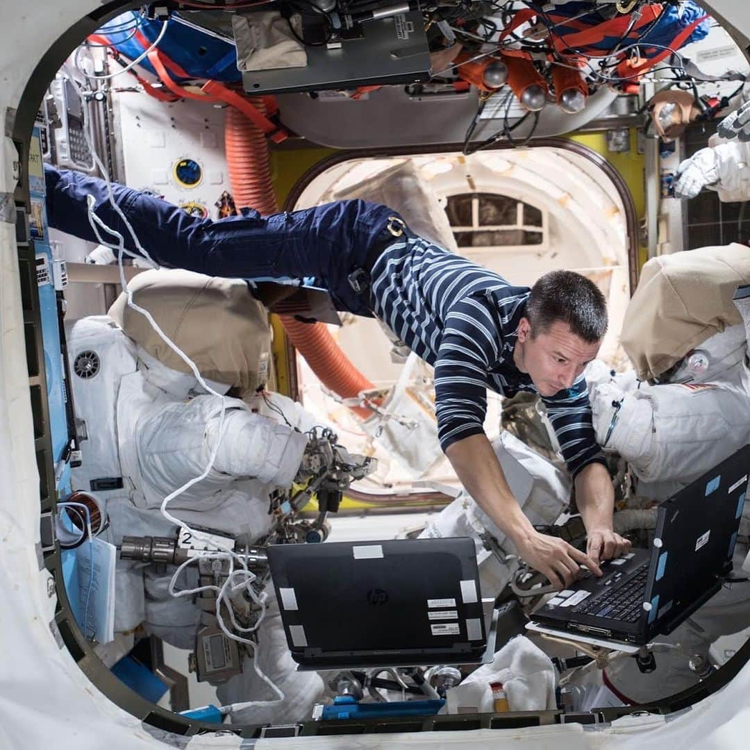 NASAさんのインスタグラム写真 - (NASAInstagram)「Photographer, scientist, gardener – you name it – astronauts wear many hats in space!⁣ ⁣ Living on an orbiting laboratory away from Earth doesn’t mean you’re away from day-to-day responsibilities. Astronauts aboard the @iss can be responsible for several duties each day, including their science and maintenance tasks. Their unique perspective from 250 miles above Earth is not only beautiful but also beneficial to the advancement of our missions. But it isn’t always all work and no play aboard the International Space Station, astronauts also have an opportunity to indulge in the same hobbies and pastimes they enjoyed while on the ground. ⁣ ⁣ Are you ready for an opportunity to make history? Apply today to #BeAnAstronaut → link in bio.  Image Credit: NASA ⁣  #Artemis #NASA #Astronaut #InternationalSpaceStation #Explore⁣」3月16日 5時59分 - nasa