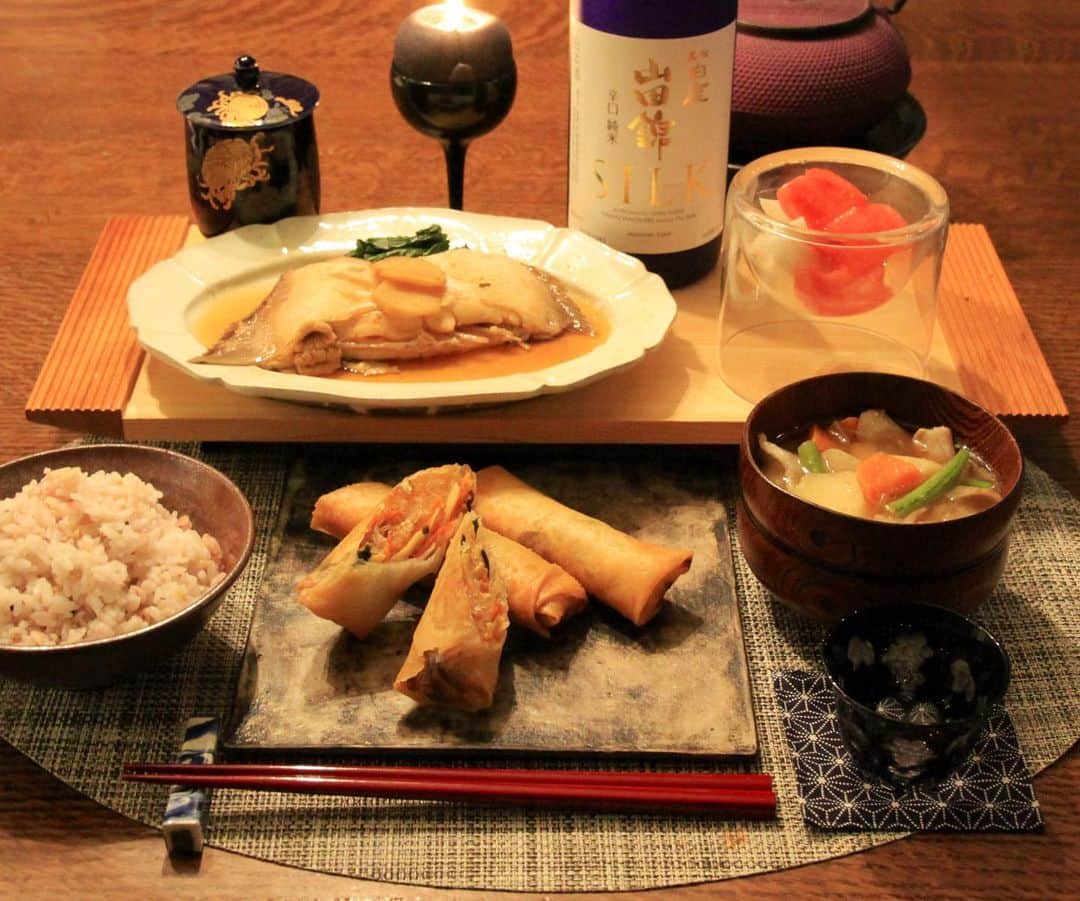 Sayaka.Mさんのインスタグラム写真 - (Sayaka.MInstagram)「. Yesterday’s dinner  #harumaki  Miso soup with pork and vegetables Braised flounder salad . . 昨日の夜ご飯 久々に春巻きを揚げて 揚げたて美味しいよね〜 . #春巻き #カレイの煮付け  #豚汁 長芋とトマトの和風マリネ . . 又、雪がちらちら降ってる札幌です さてーっ起きてお弁当つくるかな🍱 皆さんも良い一日を . 箸置き可愛いだよな💕 #楽天roomに載せてます プロフィール下にリンク . =============== 私のおうちごはんの記録は A record of my cooking. 我做的菜的记录 제가 만든 요리의 기록 ↓↓↓ #sayakaおうちごはん =============== . #おうちごはん #おうちごはんlover #おうちごはん通信 #家ごはん #夕食 #夕食メニュー #夕食献立 #晩ご飯 #晩ご飯記録 #夜ご飯 #よるごはん #フーディーテーブル #テーブルコーディネート #わたしのおいしい写真 #和食 #和食ごはん #和食器 #和食器好き #大井寛史 #晩酌女子 #江戸切子 #札幌ママ #北海道ママ #札幌観光大使」3月16日 6時37分 - insta.sayaka