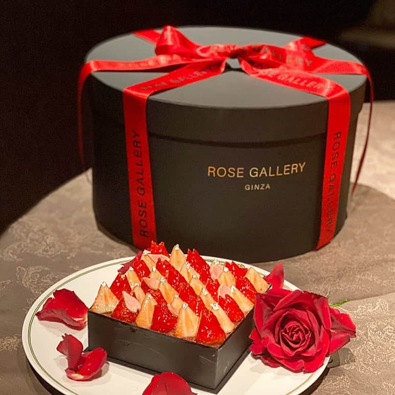 のインスタグラム：「． happy whiteday 🥰🎂🍓🎁 ． #happywhiteday #ètècake #rosegallery」