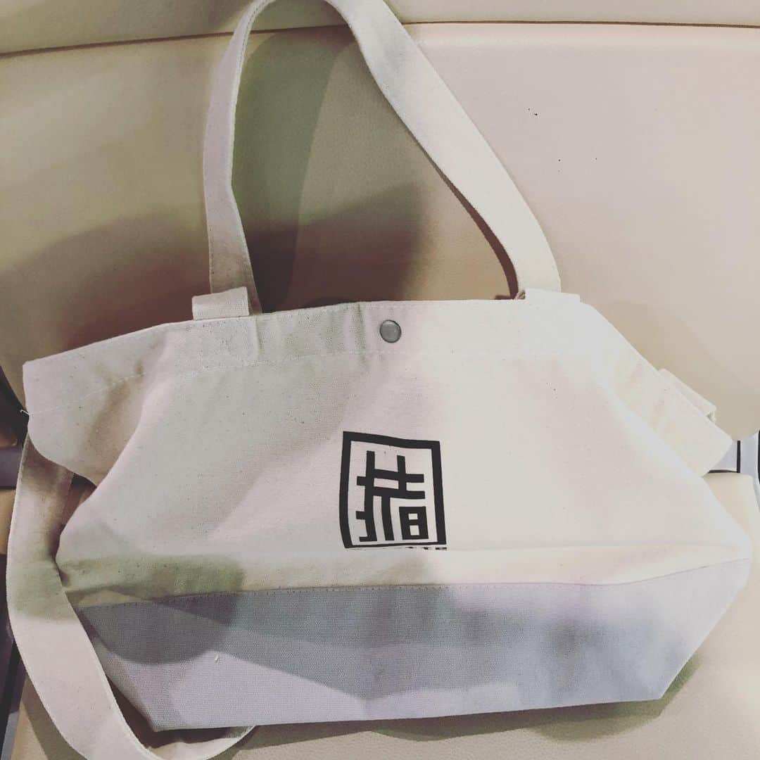 森慎太郎さんのインスタグラム写真 - (森慎太郎Instagram)「今月も田川市へ！前回帰りに買ったいいかねパレットのトートバッグを持って。 空のバッグを田川の思い出でパンパンにして帰るぞ！ とりあえず福岡空港へ！ #モリ友 #いいかねパレット #田川市」3月16日 6時52分 - doburockmorishintaro