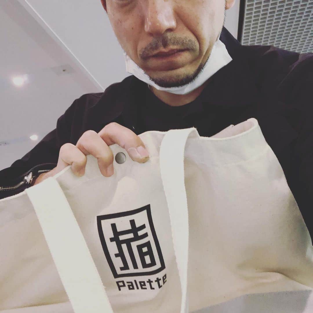 森慎太郎のインスタグラム：「今月も田川市へ！前回帰りに買ったいいかねパレットのトートバッグを持って。 空のバッグを田川の思い出でパンパンにして帰るぞ！ とりあえず福岡空港へ！ #モリ友 #いいかねパレット #田川市」