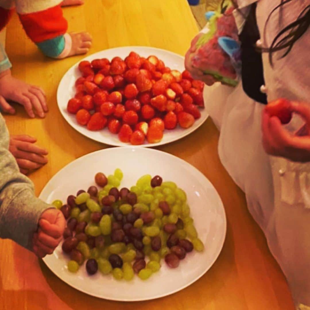 西山茉希さんのインスタグラム写真 - (西山茉希Instagram)「#西山食堂 #シャカスタイル  シャカそばが食べたいとゆうリクエストをいただきましたので大人の〆に。 感謝を込めてシャカつかせNight。  #タッパ活用術 #デカタッパをゲット #全振入魂  子供達のデザートは山盛り苺とブドウでハッピー。  #初めての本格調理場 #嬉しさと楽しさと #満喫満足  担当させてくれたママ＆パパーズ、 ありがとうございました⭐︎⭐︎⭐︎ #食堂を囲む笑顔達を眺めるフェチ」3月16日 6時58分 - maki.nshiyama50