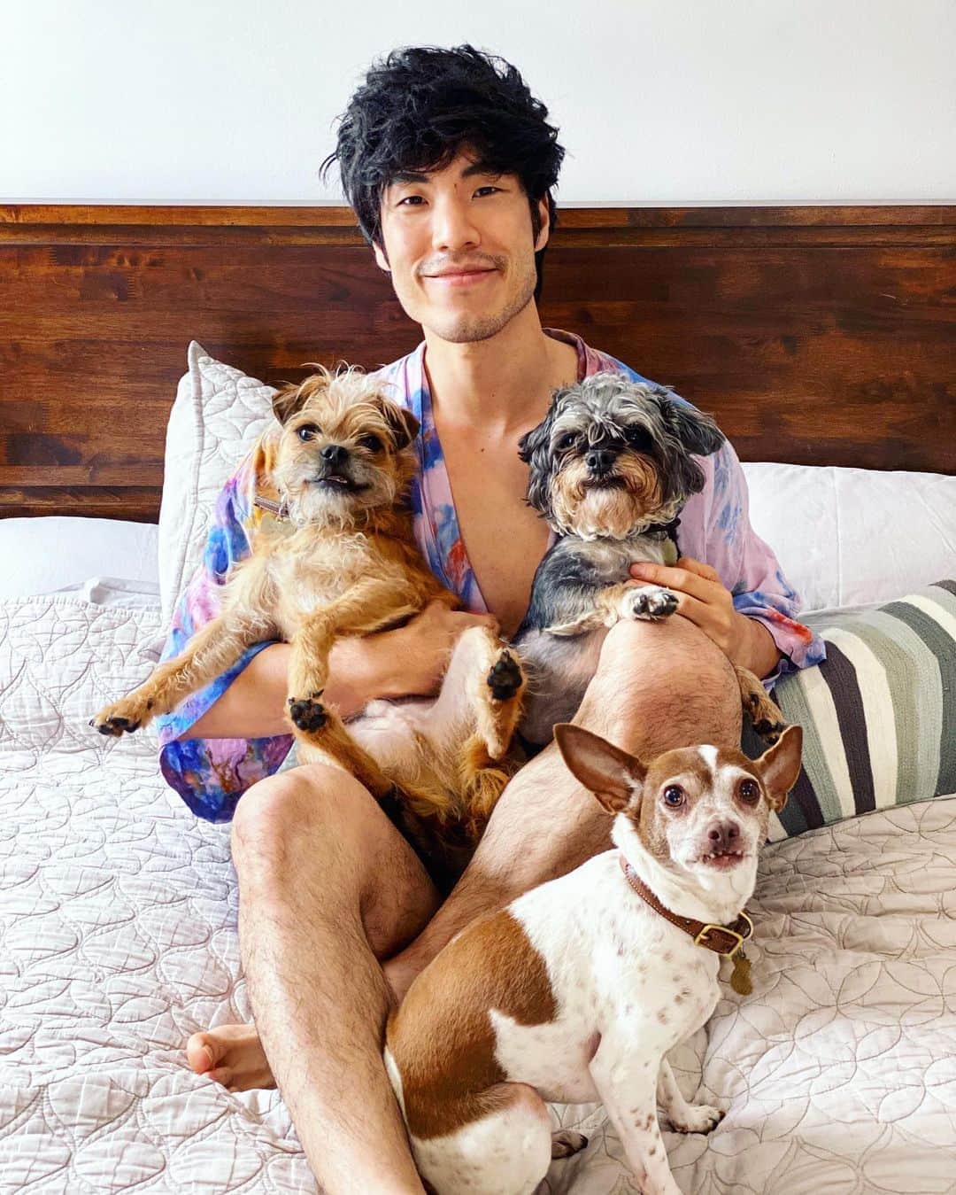 ユージン・リー・ヤンのインスタグラム：「more quality time with pets is a huge upside to #socialdistancing 🐶🐶🐶」