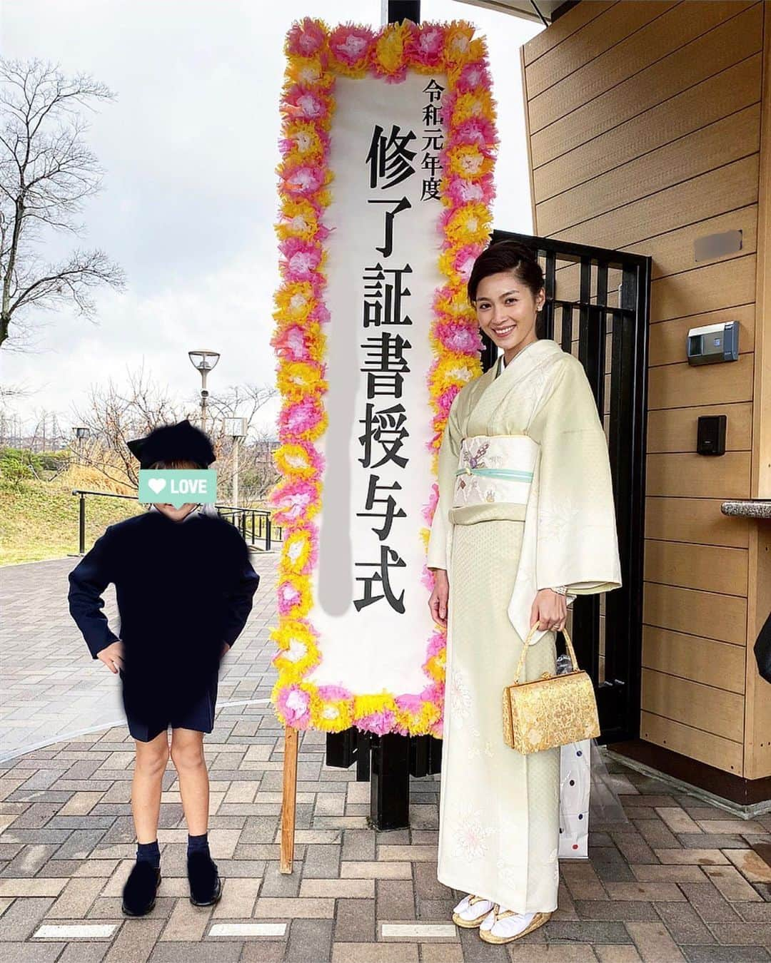 田中彩子さんのインスタグラム写真 - (田中彩子Instagram)「. 先日、卒園式でした。 コロナの影響で、マスク着用、保護者は1人まで、来賓無しの最小人数で空気の換気はこまめにと きっといつもとは全然違う卒園式だったと思いますが最後まで園児のことを考えてくださった先生方のおかげでとても感動の式となりました。😢 卒園式の練習もままならなかったはずなのにみんな戸惑う事なく大きな声で保護者への言葉も堂々と言ってくれました。 その成長した姿に涙が止まらなかった😭 ここまで成長させてくれた先生方には感謝しても感謝しても足りません😢 どんな時でも愛情をたっぷり与えてくださり色んな経験をさせていただき、 息子だけではなく私自身にもたくさんのアドバイスをくださり、愛情溢れた前向きな言葉がけでたくさんの学びと愛を与えていただきました😢❤️ ほんとにかけがえのない3年間を過ごす事が出来、幼稚園とご縁があったことにつくづく感謝致します😢 . 我が子のように息子を見守ってくれて、親身に相談にのってくれたママ友にも感謝😢❤️ @tomocolovesmile ねーさんのめちゃくちゃ忙しいのに、育児も楽しんではる姿にはいつも心の余裕を勉強させていただいてました❤️ ママ友とのご縁も幼稚園に感謝😢❤️ . ほんとに楽しい楽しい幼稚園生活でした❤️✨ あー、さみしい！😂😂😂 さみしすぎる！！！ . . 着物... @shosa_kyoto_official  周りの素敵な方々がレンタルされてるのを見て私もいつか特別な日にお借りしたいなと思い、レンタルさせていただきました❤️✨ たくさんあったのでお洋服を選ぶような感覚で選べて、悩んだときには的確なアドバイスをいただけたのでとても楽しくお着物を着ることができました❤️ 着物を着るときに必要な物を何一つかけることなく貸していただけるのもとてもありがたかったー😂👍❤️ . 素敵なお着物をありがとうございました✨」3月16日 7時12分 - ayako_tanaka_