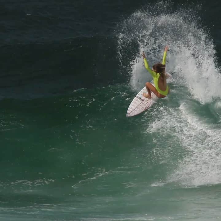 アラナ・ブランチャードのインスタグラム：「Here’s a few waves from the other day. Loving this new model by @pyzelsurfboards never felt better. Filmed: @shaggamang  wearing @abysseofficial」
