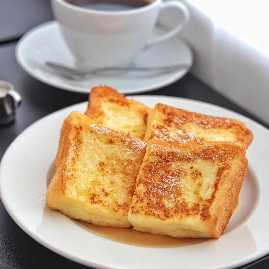 のインスタグラム：「. .  カフェ刹那 @cafe_setuna  元町エリアの 新たな喫茶室物語。  カウンターのみの小空間、 さらに店奥にある おひとりさま席で 真綿のようにやわらかい フレンチトーストと 珈琲を。  #カフェ刹那#sweets#breakfast」