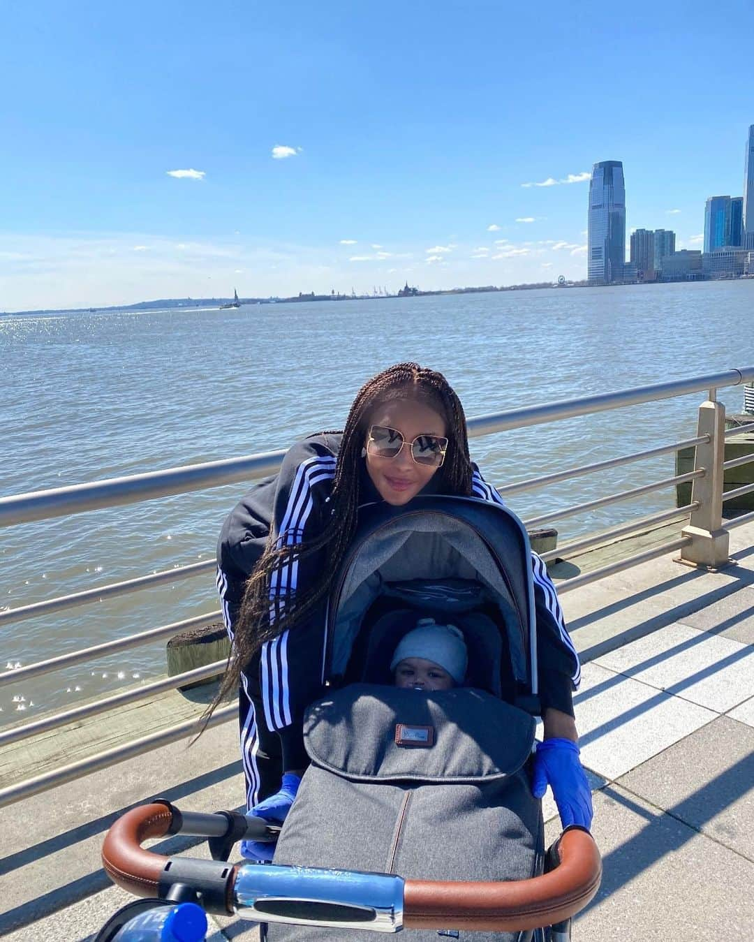 ナオミ・キャンベルさんのインスタグラム写真 - (ナオミ・キャンベルInstagram)「Sunday Mood:  Today I spent several hours with my god son, just walking on the pier. I can’t remember the last time I stood outside in New York City without thinking about where I needed to be in the next 30 minutes. But today was serene, and clear  without a plane in the sky, you can breathe and feel the air difference. With challenges we are going through now it’s seems like Mother Nature is waking up in a positive way again, and today, we thought about nothing but the present on that pier.  Last week when my mind first registered the fact that I would need to remain in one place, in one city, without movement, travel, stimulus or much human interaction, I cannot lie it made me nervous and anxious.  I’m learning what it means to put my busy or complicated life on hold and just be still  for a while, in one place, with hyper awareness of the people and spaces directly around me and the moment to moment actions I am making.  As my heart remains with the lives around the globe that are severely affected right now, I am finding my own world somewhat unfamiliar.  During the past few days I’ve spent much time at home isolated with loved ones. I’ve cooked, cleaned, caught up with people over the phone, grocery shopped, online read, slept, listened to music and walked to the piers for fresh air.  And day by day I’m reminded of all these simple things, the simple pleasures in my life that make happiness. We must learn to educate our hearts and minds to create value in every moment.  By no means am I thrilled about this scenario we’re all facing, but I am certain that moments like these can be incredibly introspective and reflective, they can help to  ground us, and ultimately make us more full, compassionate and mindful people, creating unity to remind us we are all human.  Hope you’re all staying strong, united and positive as much as you can out there.  Hold on, we will get through this.  With love, Naomi ❤️🙏🏾」3月16日 7時19分 - naomi