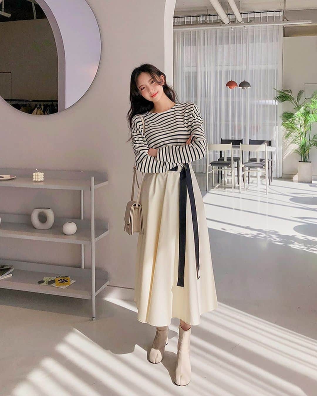 Chuuのインスタグラム：「뒷 밴딩으로 편안하게 입을 수 있는 스커트! 스트랩컬러랑 상의 컬러를 잘 매치하면 넘 예뻐유❣️」