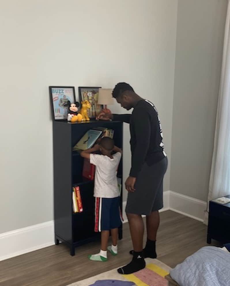 NBAさんのインスタグラム写真 - (NBAInstagram)「“There’s nothing like a good book, especially when reading to my little brother. We work hard all year long and although we want to be out on the court, it’s great to have quality family time. Stay home and be safe all.” -@zionwilliamson • #NBATogether」3月16日 7時34分 - nba
