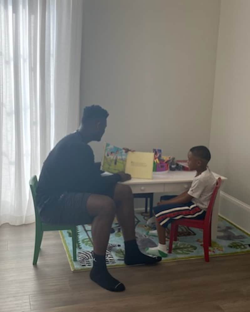 NBAさんのインスタグラム写真 - (NBAInstagram)「“There’s nothing like a good book, especially when reading to my little brother. We work hard all year long and although we want to be out on the court, it’s great to have quality family time. Stay home and be safe all.” -@zionwilliamson • #NBATogether」3月16日 7時34分 - nba