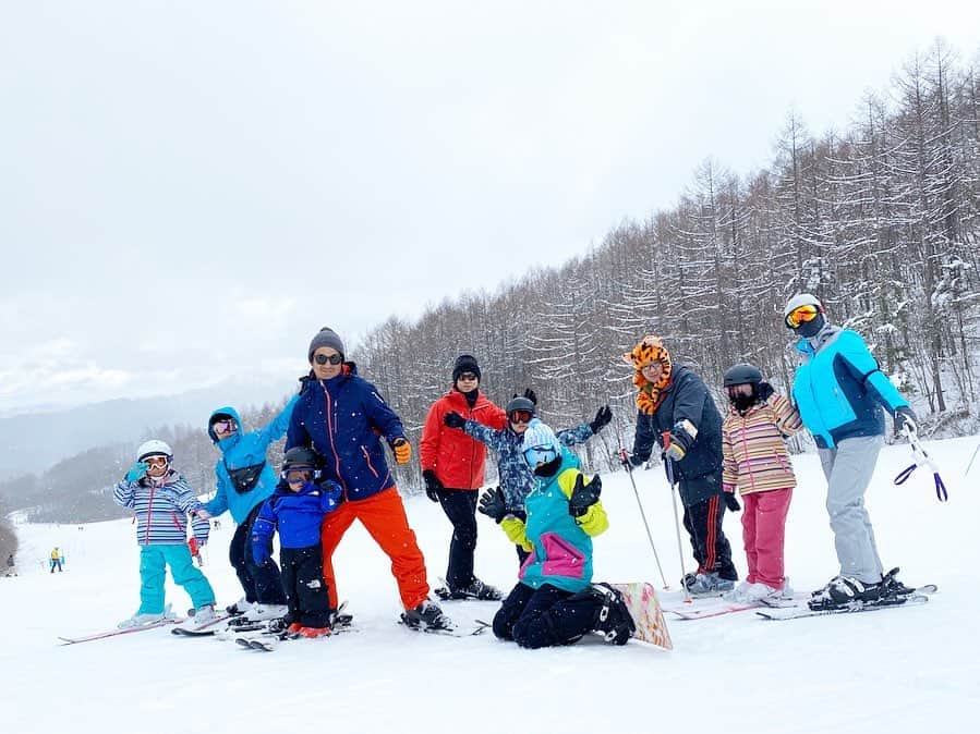 加護亜依さんのインスタグラム写真 - (加護亜依Instagram)「お友達ファミリーと 最後のスキーandスノボへ行って来ました✨ 前日に雪が降ったので 雪が沢山あったよ。  息子は初のスキーでしたが お友達パパが先生になってくれて、大人と同じようにリフト上から(リフトも初！)も 滑りました💕 (このパパさんプロのドラマー🥁です！) ねぇねや、にぃに達の姿に「自分も滑ってる(感)😝」 って思えて出来たんだね❤️ 感動しました。  ピザ作り体験や楽器体験、 スキーも、いい経験になりました✨ 山梨、良いところですね🤝」3月16日 7時40分 - ai.1988kg