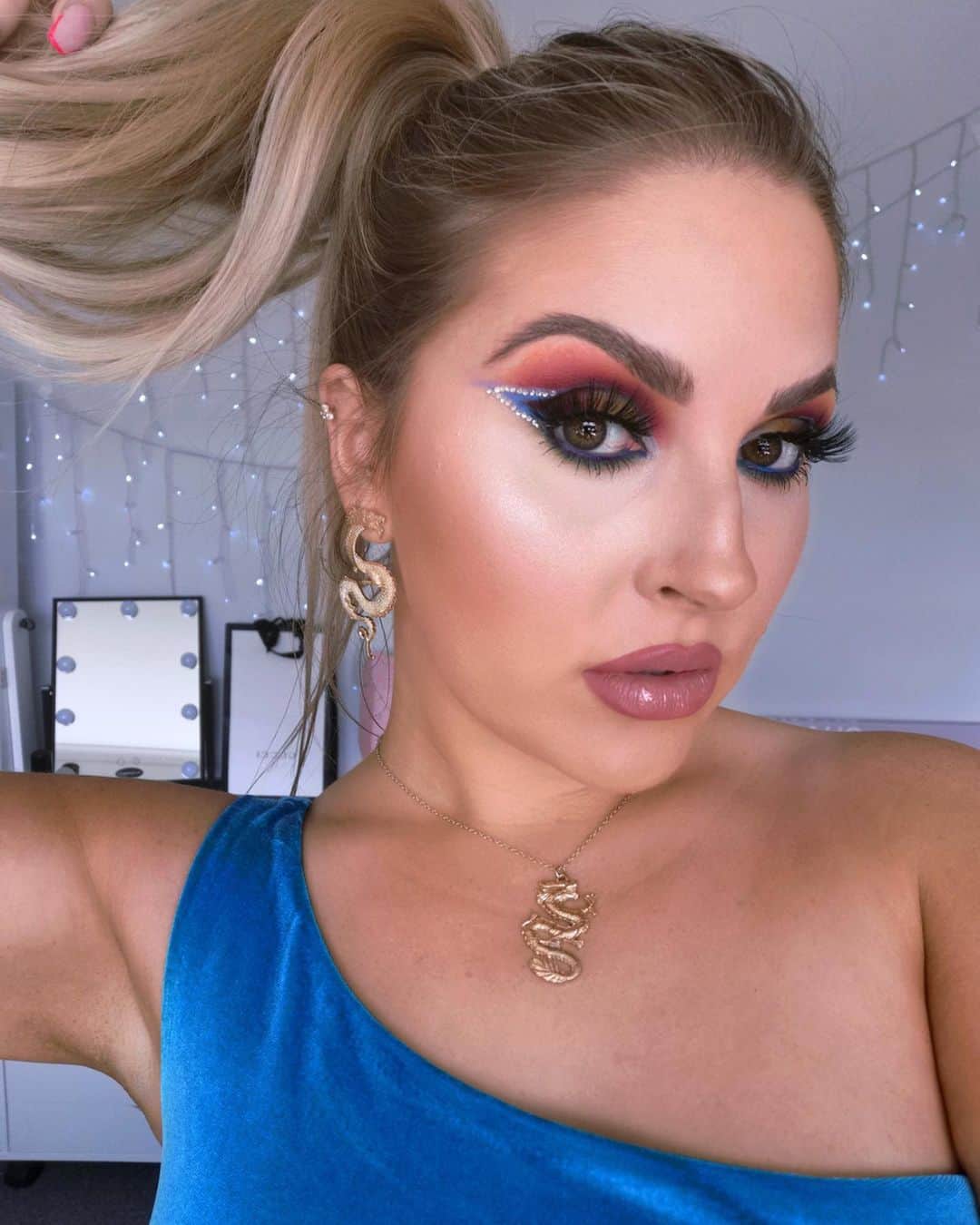 Shannonのインスタグラム：「💕 I hope you love all my new YouTube videos! This look is from my one I uploaded on Friday 🎥 I’m editing another one for hopefully tomorrow, but I’m STILL SICK 😭 I just went back to the doctor and yeah it’s a virus but doesn’t sound major so no stress! 🥵 I’m on the road to recovery we reckon, feeling way better now but I have a cough lol and am short of breath sometimes. 🤷🏼‍♀️ I have to take some steroid nose spray and painkillers and stuff... I miss filming 💓  hopefully back in to it tomorrow 🥳💖 stay safe out there guys! I’m staying at home and have put workouts on hold while I feel shit, just trying to rest and recover 💜」