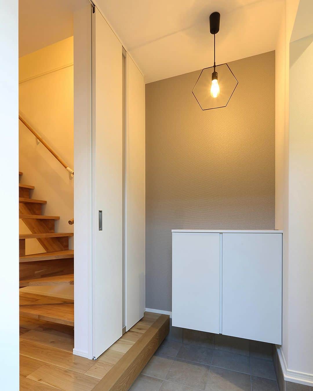 デザオ建設さんのインスタグラム写真 デザオ建設instagram グレーのアクセントクロスの前に ブラックフレームのペンダント照明が素敵な玄関 あえて玄関ホールは設けず 扉を入るとすぐにリビングにつながるプランニングです 他の施工事例はこちら